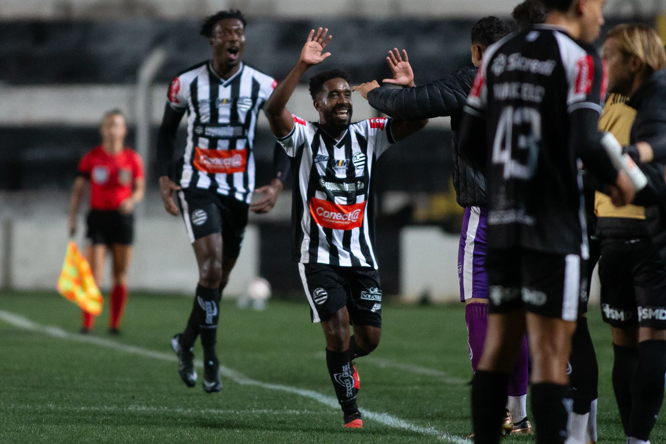 Ronaldo Tavares jogador do Athletic Club comemora seu gol com jogadores do seu time durante partida contra o Operário no estádio Germano Kruger pela Série B 2025 – Foto: Giovani Baccin/AGIF.