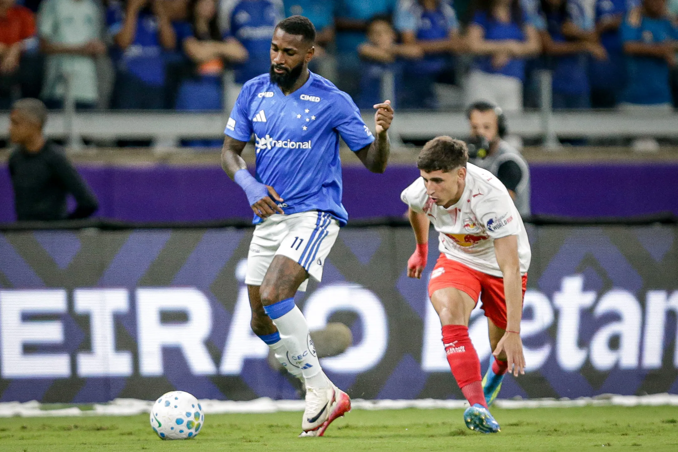 Gerson do Cruzeiro durante partida contra o Bragantino no estadio Mineirao pelo campeonato Brasileiro A 2026. Foto: Fernando Moreno/AGIF