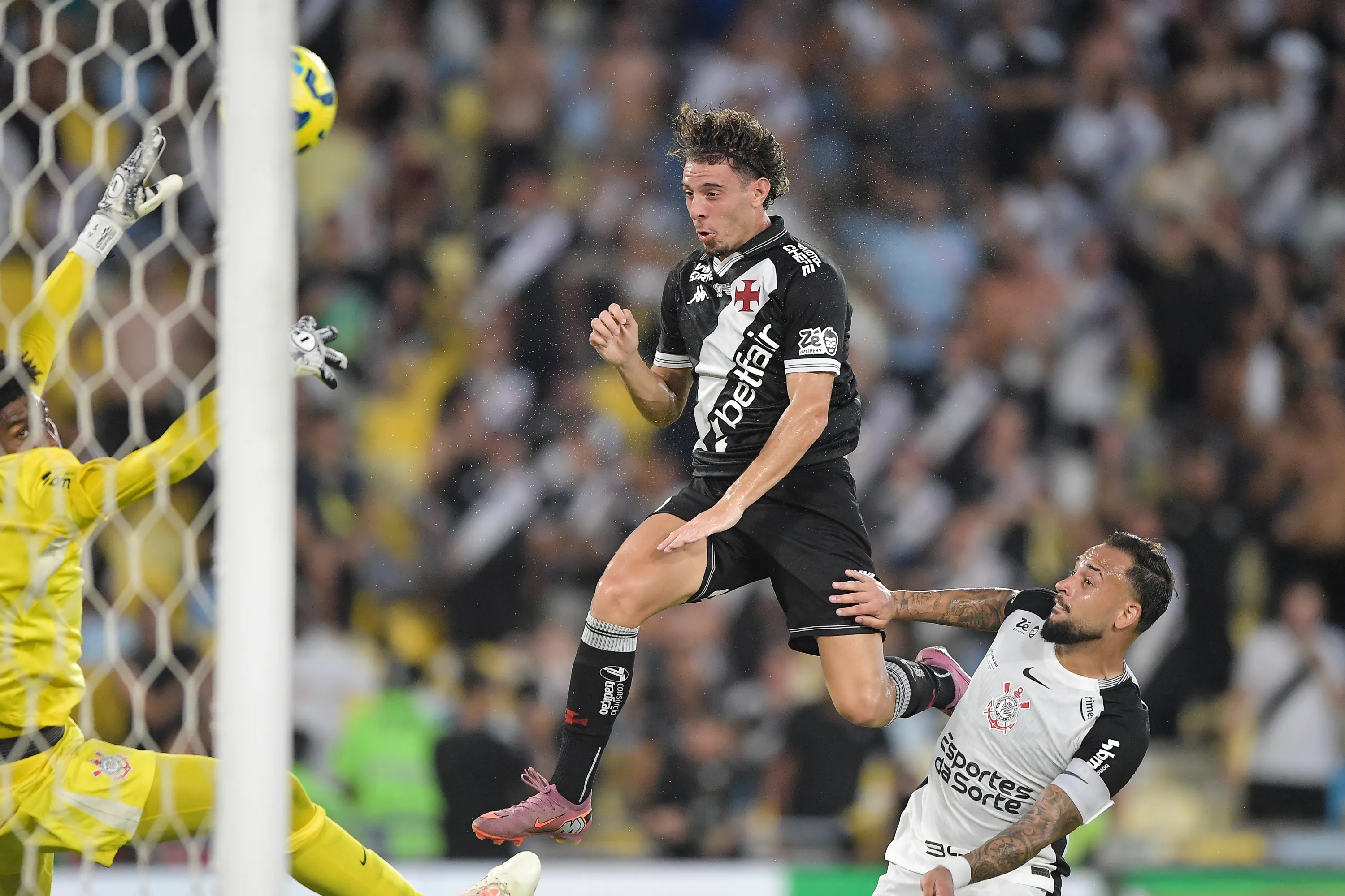 Nuno Moreira jogador do Vasco durante partida contra o Corinthians no estadio Maracana pelo campeonato Copa Do Brasil 2025. Foto: Thiago Ribeiro/AGIF