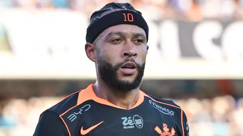 Memphis Depay durante confronto entre Santos e Corinthians no Brasileirão de 2026.