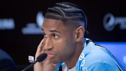 Tete fala aos jornalista durante sua apresentacao oficial como jogador do Gremio em coletiva de imprensa realizada no Arena do Gremio.