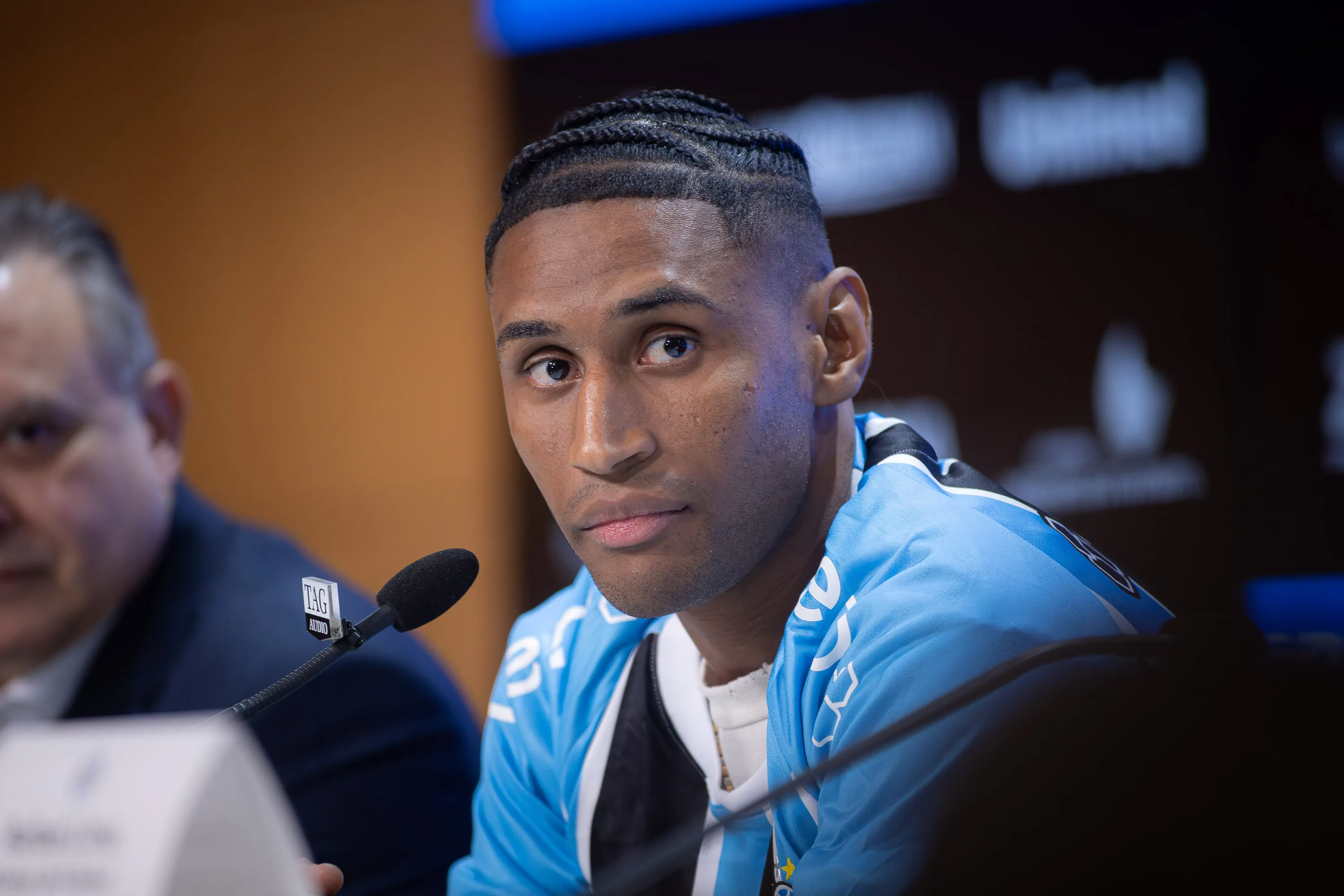 RS – PORTO ALEGRE – 12/01/2026 – GREMIO, COLETIVA DE APRESENTACAO DE TETE – Tete fala aos jornalista durante sua apresentacao oficial como jogador do Gremio em coletiva de imprensa realizada no Arena do Gremio. Foto: Maxi Franzoi/AGIF