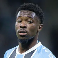 Amuzu tem situação atualizada e não preocupa no Grêmio