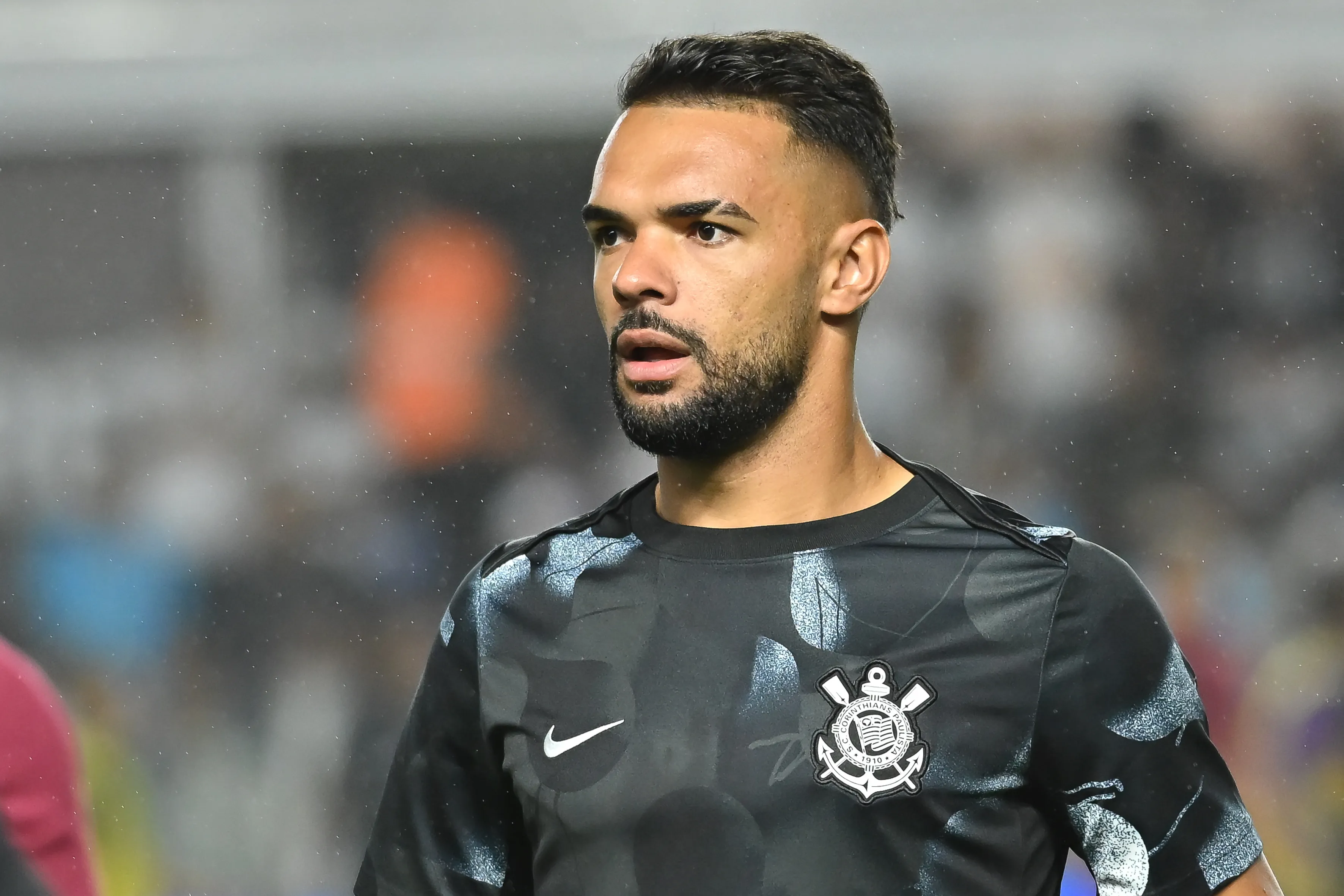 Raniele jogador do Corinthians durante aquecimento antes da partida contra o Santos no estadio Vila Belmiro pelo campeonato Brasileiro A 2025. Foto: Jota Erre/AGIF