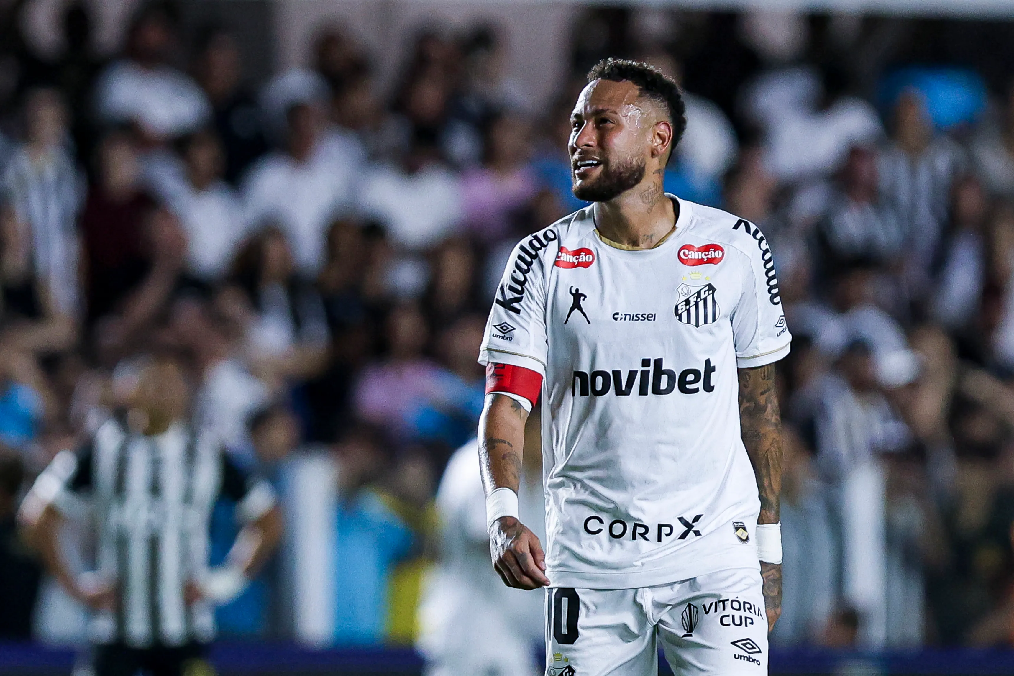Neymar durante partida contra o Atlético-MG no Campeonato Brasileiro de 2026. (Photo by Ricardo Moreira/Getty Images)