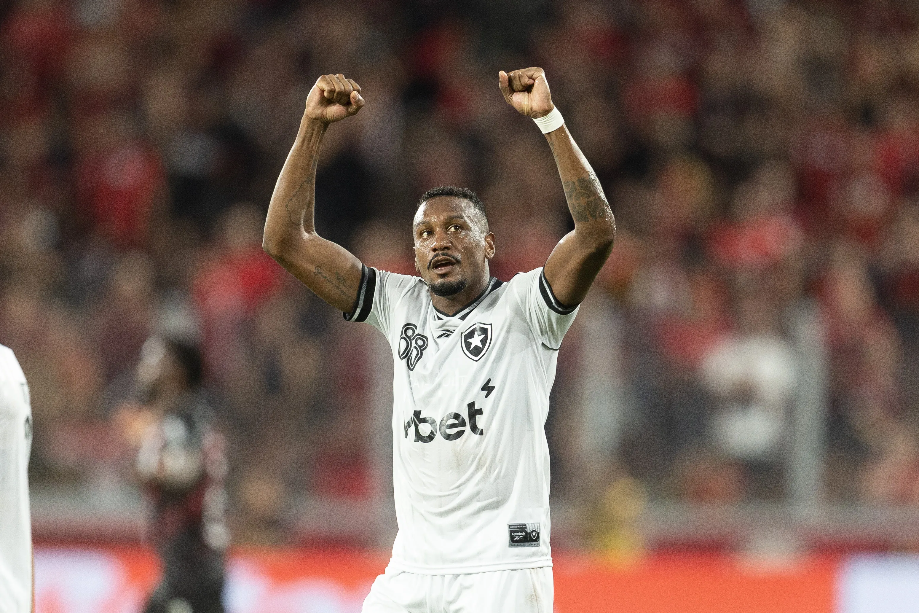PR – CURITIBA – 29/03/2026 – BRASILEIRO A 2026, ATHLETICO-PR X BOTAFOGO – Edenilson jogador do Botafogo comemora seu gol durante partida contra o Athletico-PR no estadio Arena da Baixada pelo campeonato Brasileiro A 2026. Foto: Hedeson Alves/AGIF