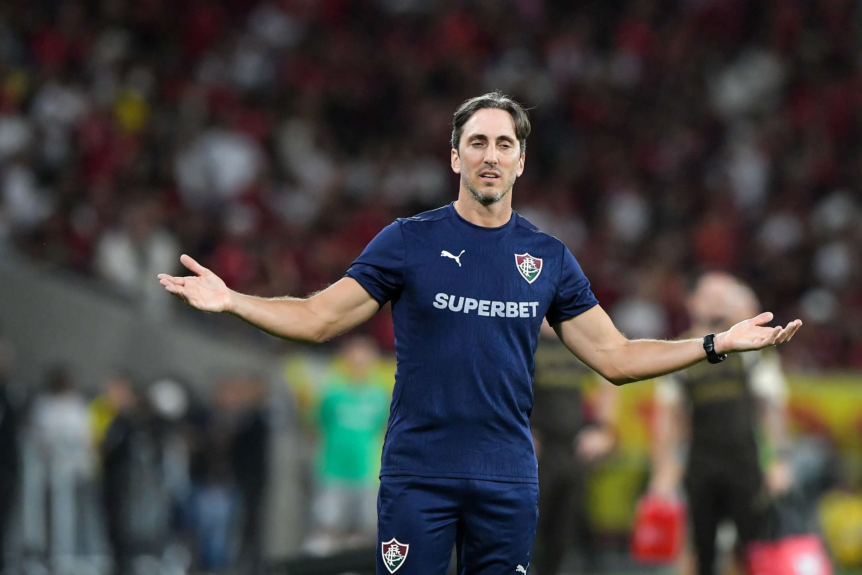 Luis Zubeldia tecnico do Fluminense durante partida contra o Flamengo no estadio Maracana pelo campeonato Brasileiro A 2026. Foto: Thiago Ribeiro/AGIF