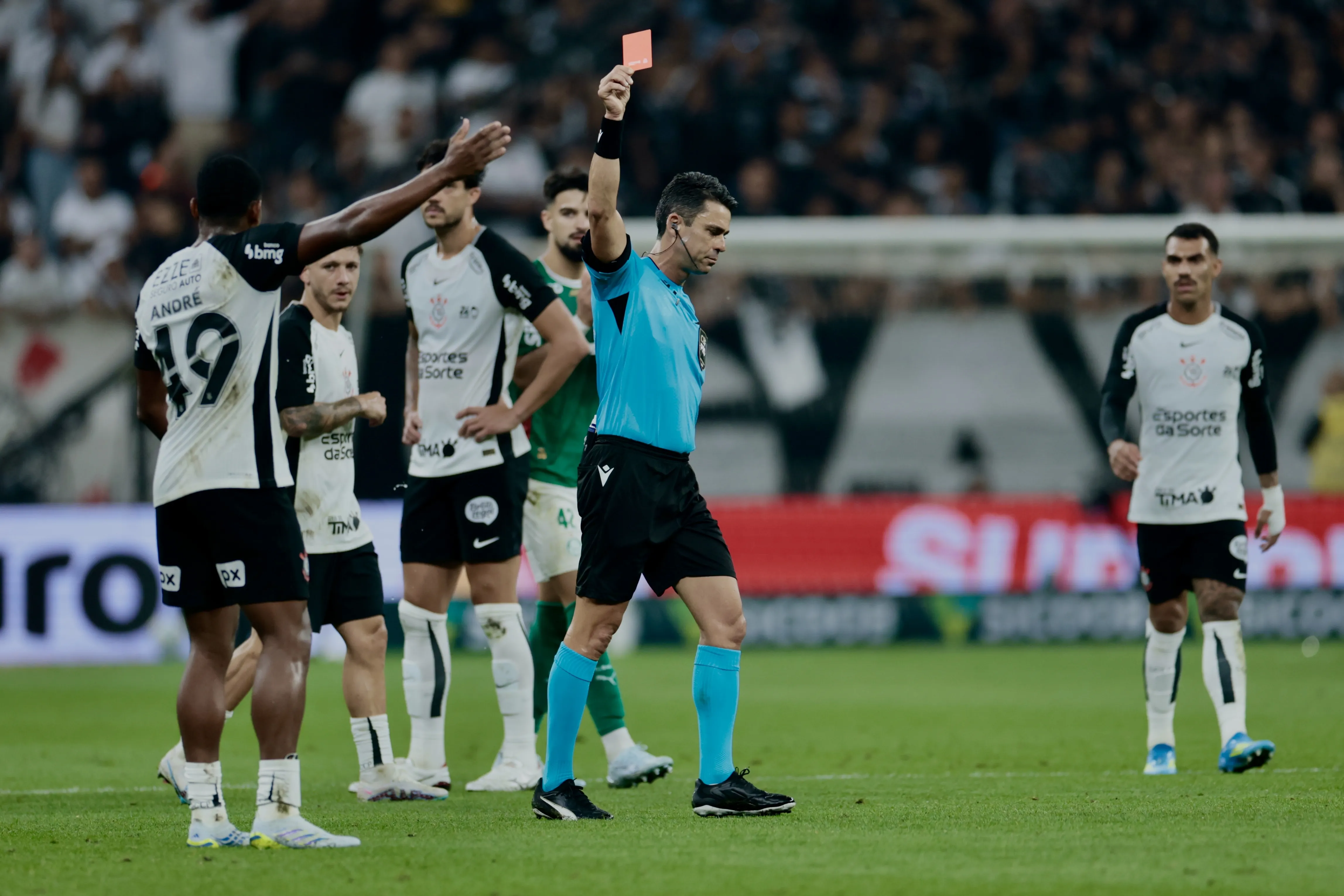 Andre jogador do Corinthians recebe cartao vermelho do arbitro durante partida contra o Palmeiras no estadio Arena Corinthians pelo campeonato Brasileiro A 2026. Foto: Marcello Zambrana/AGIF