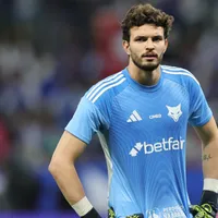 Árbitro comete erro bizarro e marca gol de goleiro para o Cruzeiro