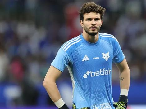 Árbitro comete erro bizarro e marca gol de goleiro para o Cruzeiro