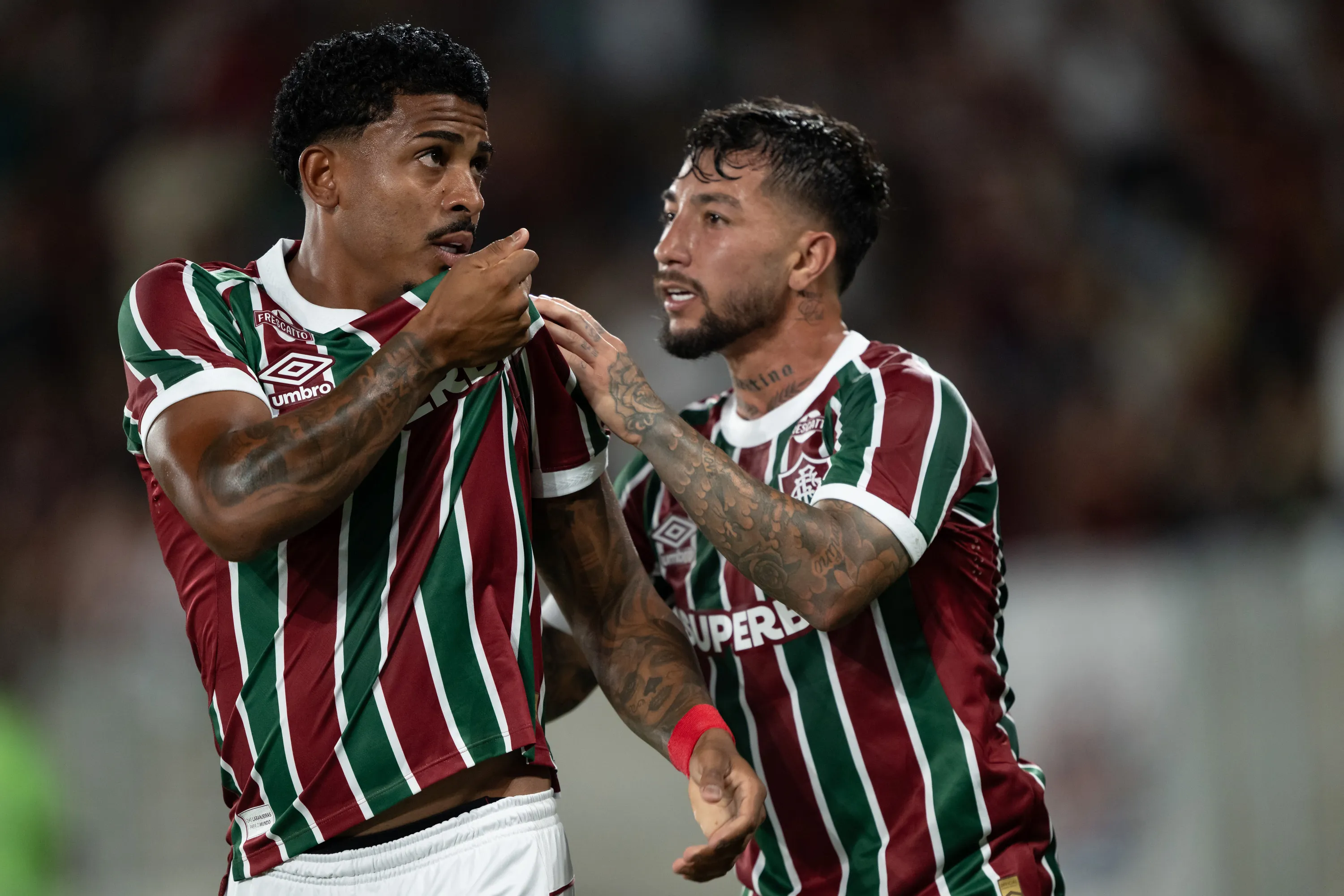 John Kennedy jogador do Fluminense comemora seu gol com Lucho Acosta jogador da sua equipe durante partida contra o Sao Paulo no estadio Maracana pelo campeonato Brasileiro A 2025. Foto: Jorge Rodrigues/AGIF