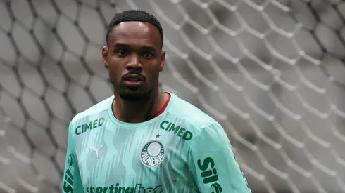 Carlos Miguel jogador do Palmeiras durante aquecimento antes da partida contra o Atlético no estadio Arena MRV pelo campeonato Brasileiro A 2026. Foto: Gilson Lobo/AGIF
