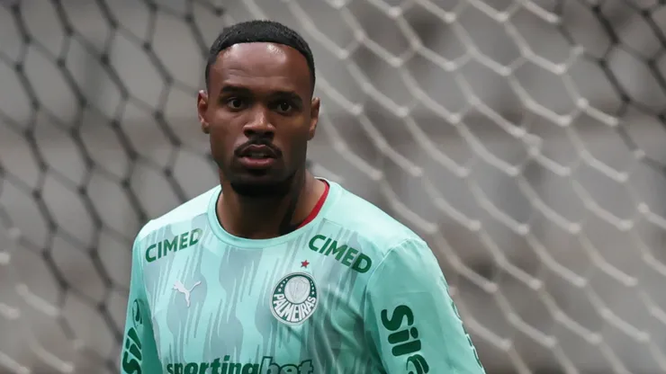 Carlos Miguel jogador do Palmeiras durante aquecimento antes da partida contra o Atlético no estadio Arena MRV pelo campeonato Brasileiro A 2026. Foto: Gilson Lobo/AGIF