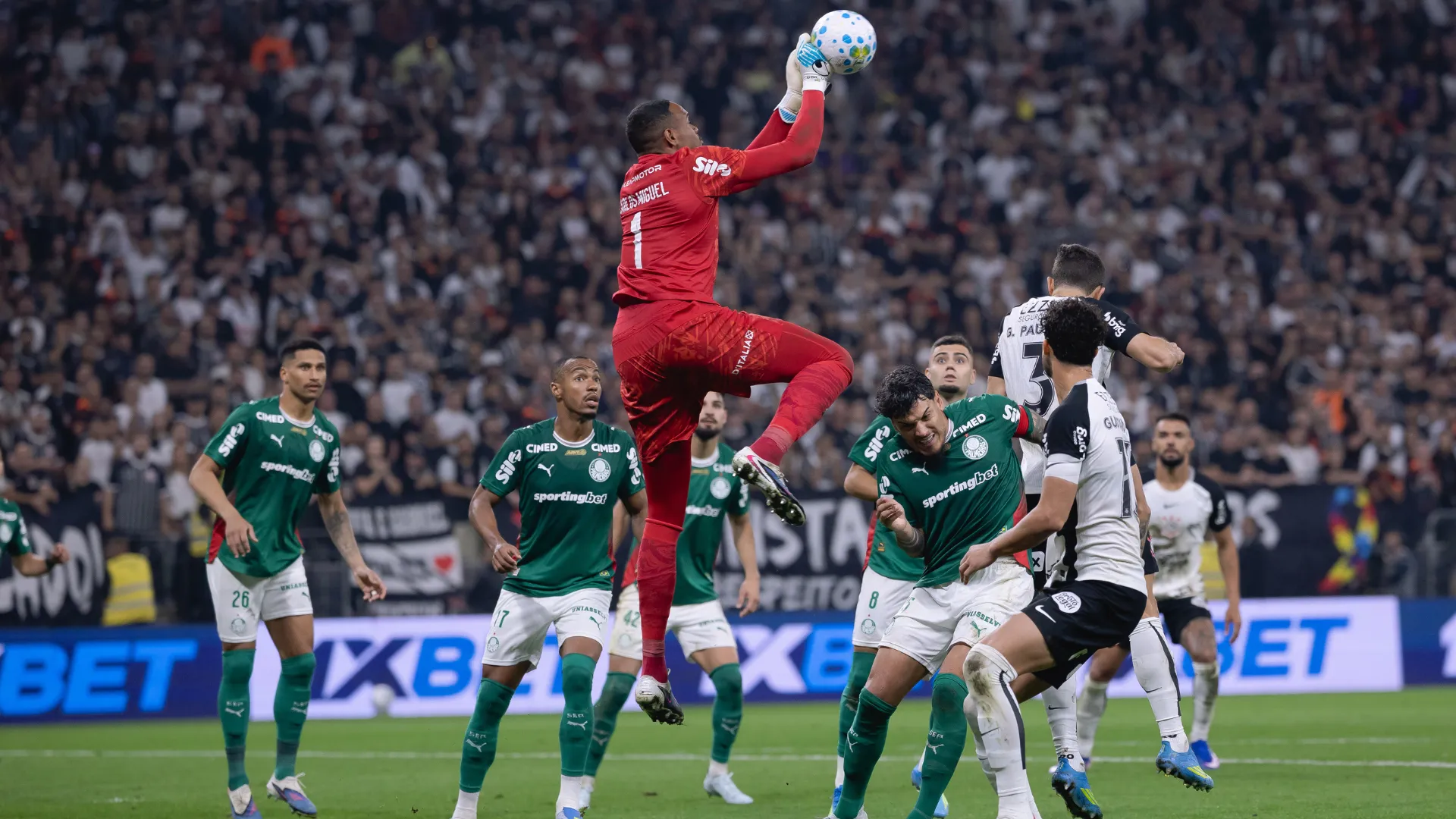 Carlos Miguel goleiro do Palmeiras durante partida contra o Corinthians no estádio Arena Corinthians pelo campeonato Brasileiro A 2026. Foto: Ettore Chiereguini/AGIF