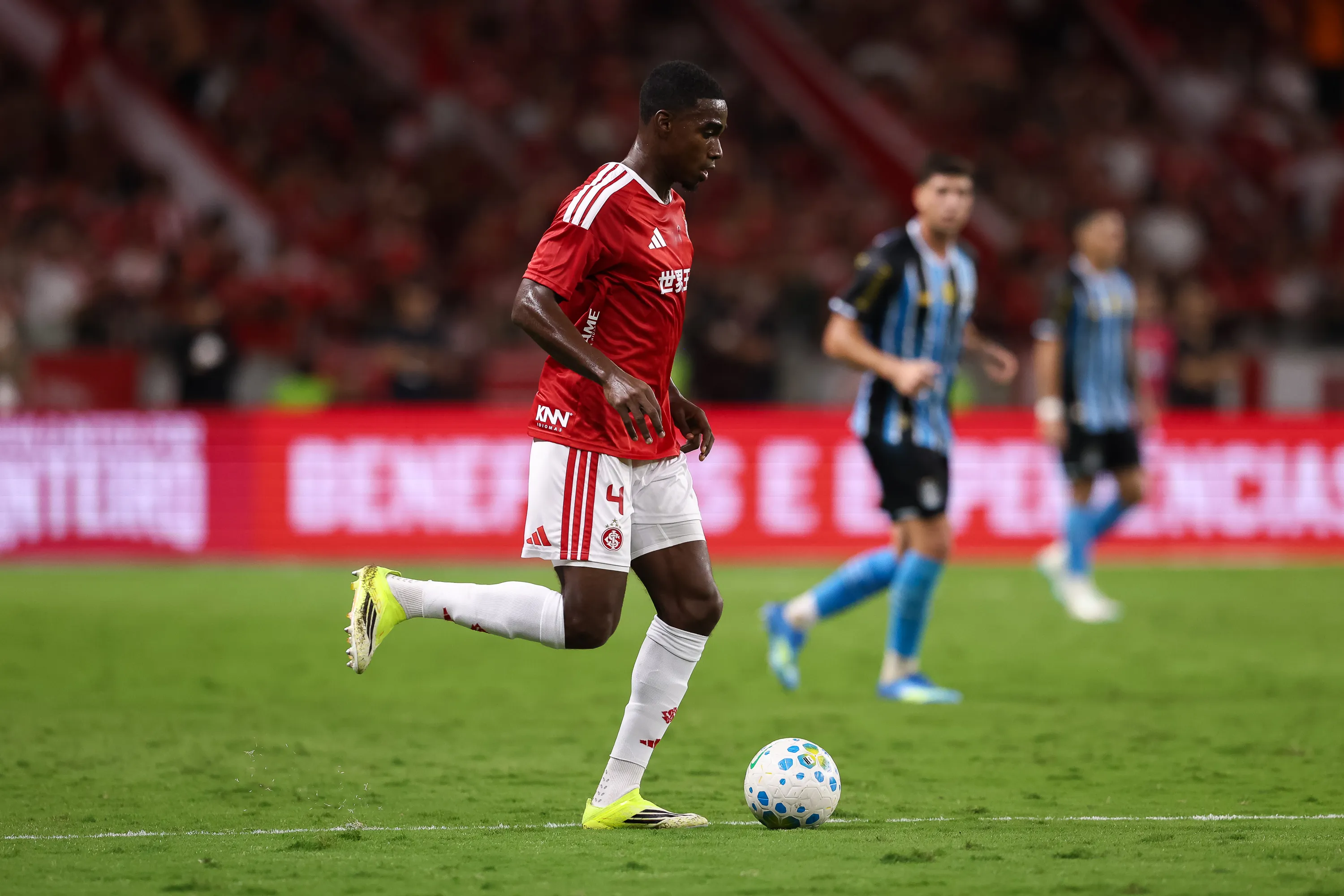 PORTO ALEGRE, BRAZIL – APRIL 11: Felix Torres of Gremio controls the ball during the match between Internacional and Gremio as part of Brasileirao 2026 at Beira-Rio Stadium on April 11, 2026 in Porto Alegre, Brazil. (Photo by Pedro H. Tesch/Getty Images)