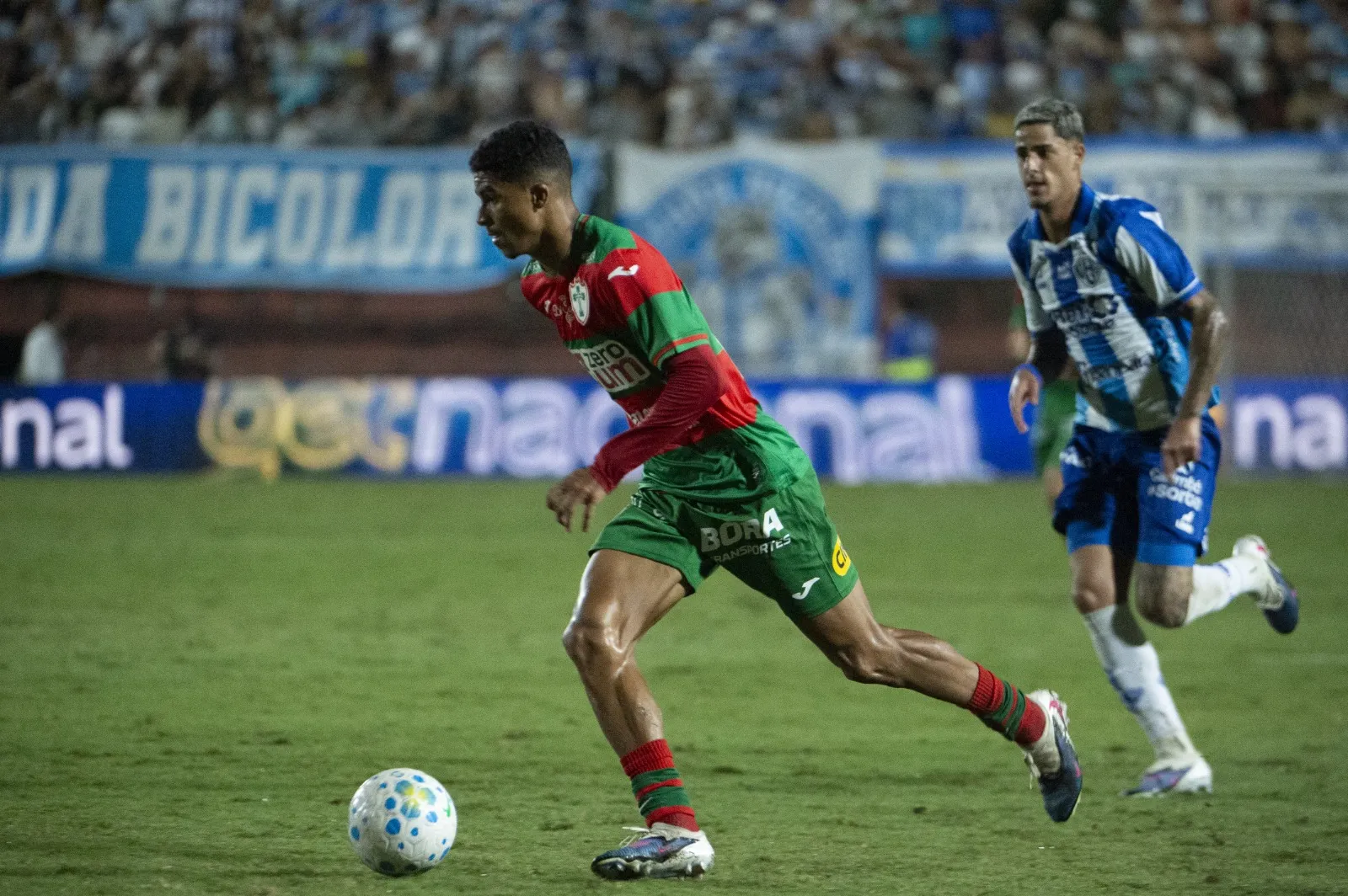 Renê jogador do Portuguesa Paulista disputa lance com Pedro Henrique jogador do Paysandu durante partida no estádio Canindé pelo campeonato Copa Do Brasil 2026. Foto: Anderson Romão/AGIF