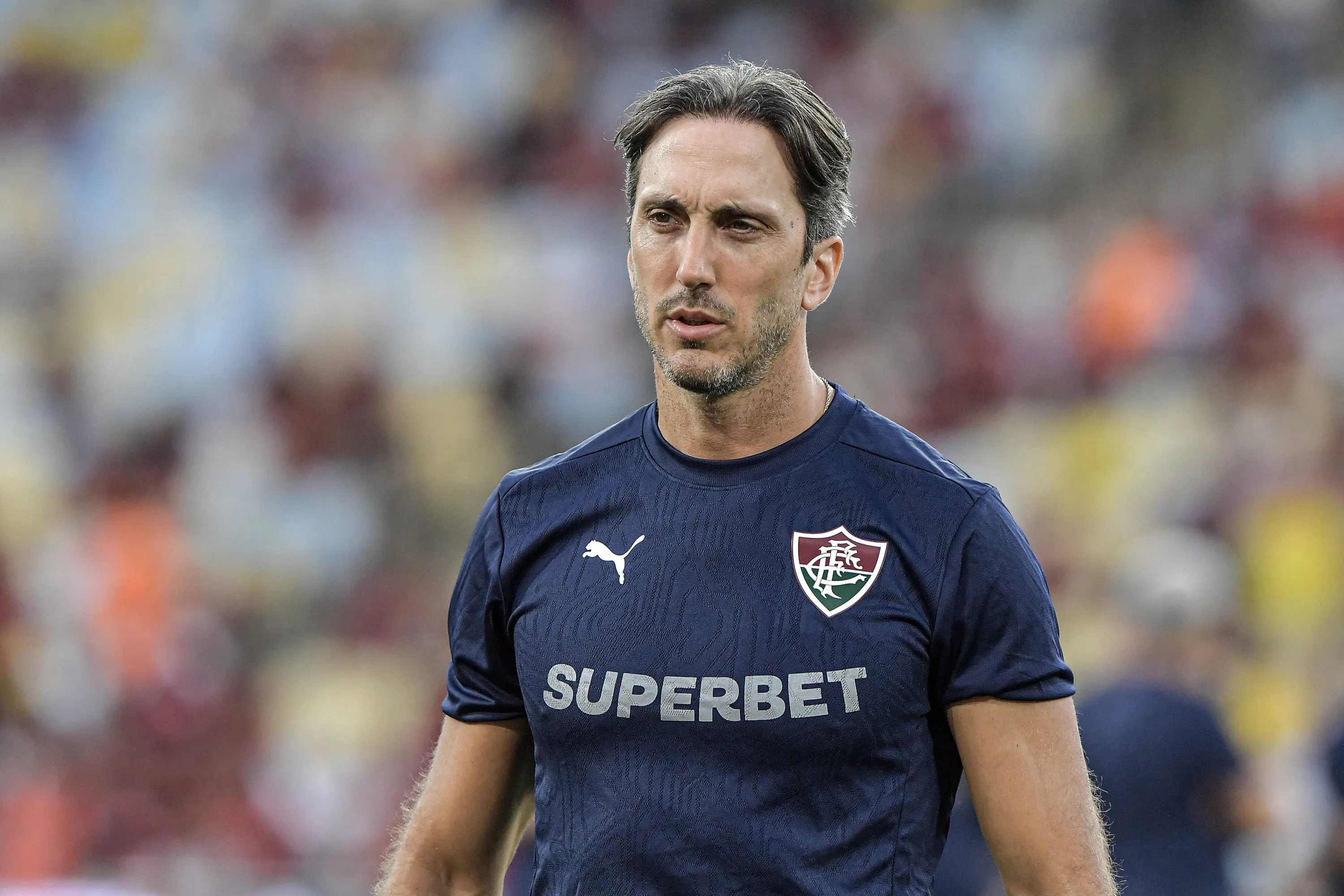Luis Zubeldia tecnico do Fluminense durante partida contra o Flamengo no estadio Maracana pelo campeonato Brasileiro A 2026. Foto: Thiago Ribeiro/AGIF