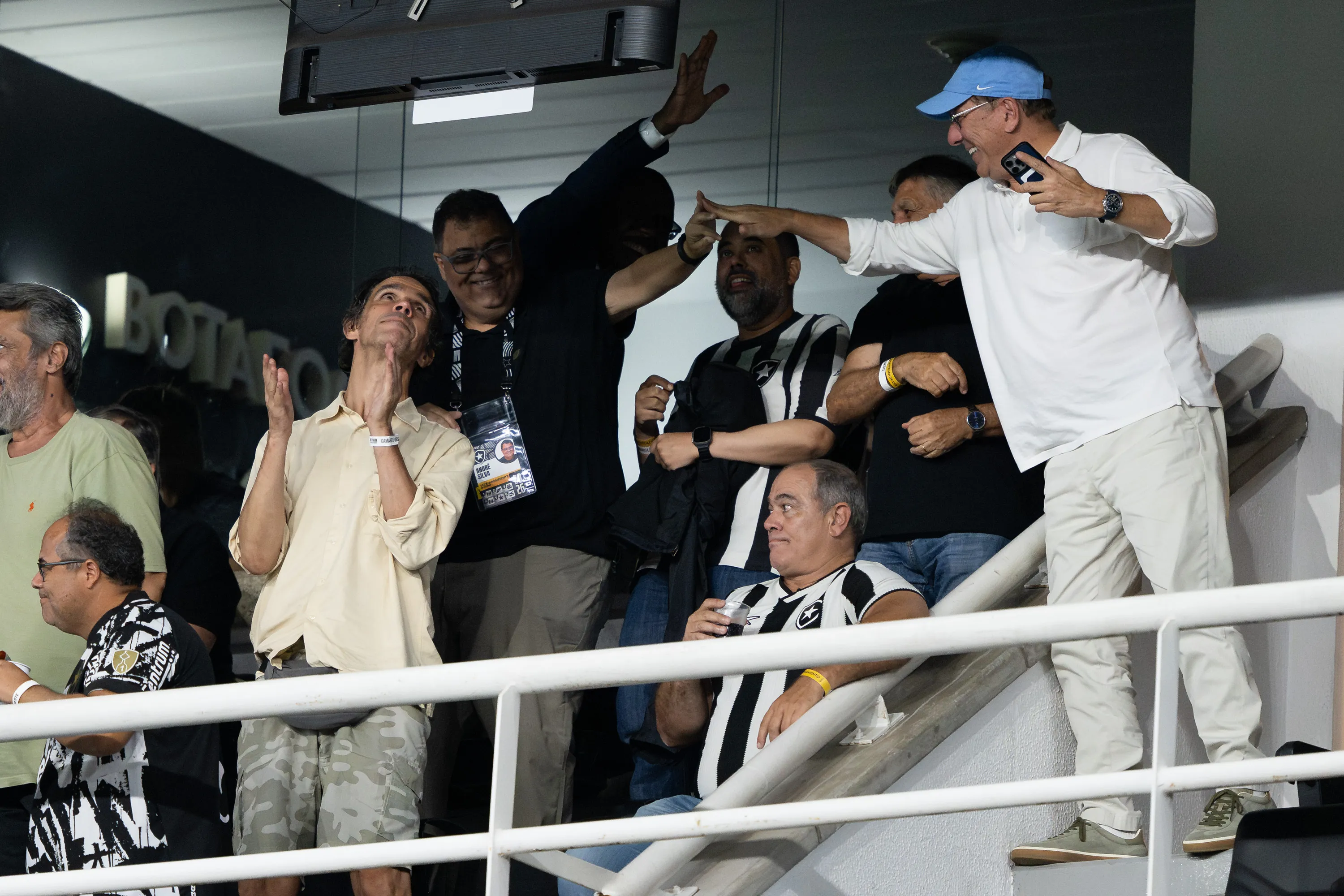 RJ – RIO DE JANEIRO – 29/01/2026 – BRASILEIRO A 2026, BOTAFOGO X CRUZEIRO – John Textor dono da saf do Botafogo comemora gol com Andre Silva vice-presidente do Botafogo associativo durante partida contra o Cruzeiro no estadio Engenhao pelo campeonato Brasileiro A 2026. Foto: Jorge Rodrigues/AGIF