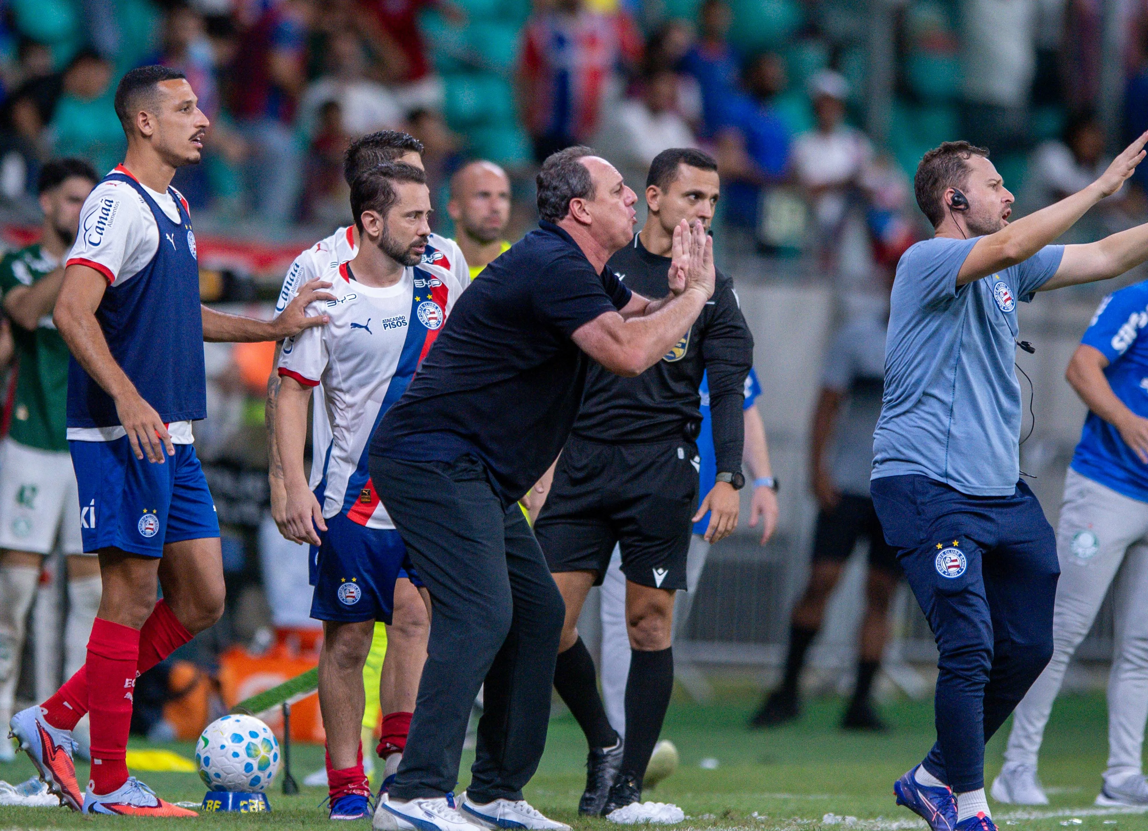 BA – SALVADOR – 05/04/2026 – BRASILEIRO A 2026, BAHIA X PALMEIRAS – Rogerio Ceni tecnico do Bahia reclama com a arbitragem durante partida contra o Palmeiras no estadio Arena Fonte Nova pelo campeonato Brasileiro A 2026. Foto: Jhony Pinho/AGIF