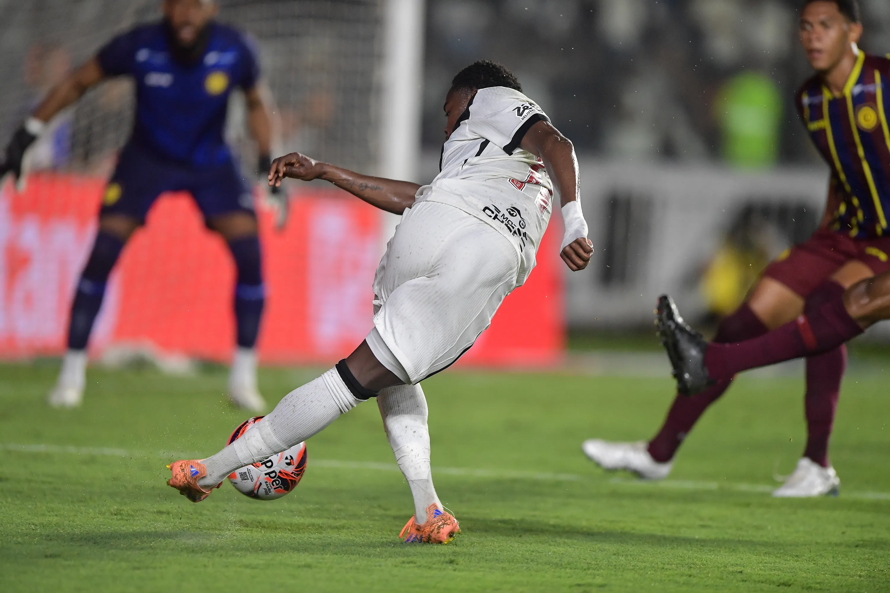 Andres Gomez jogador do Vasco durante partida contra o Madureira no estadio Sao Januario pelo campeonato Carioca 2026. Foto: Thiago Ribeiro/AGIF