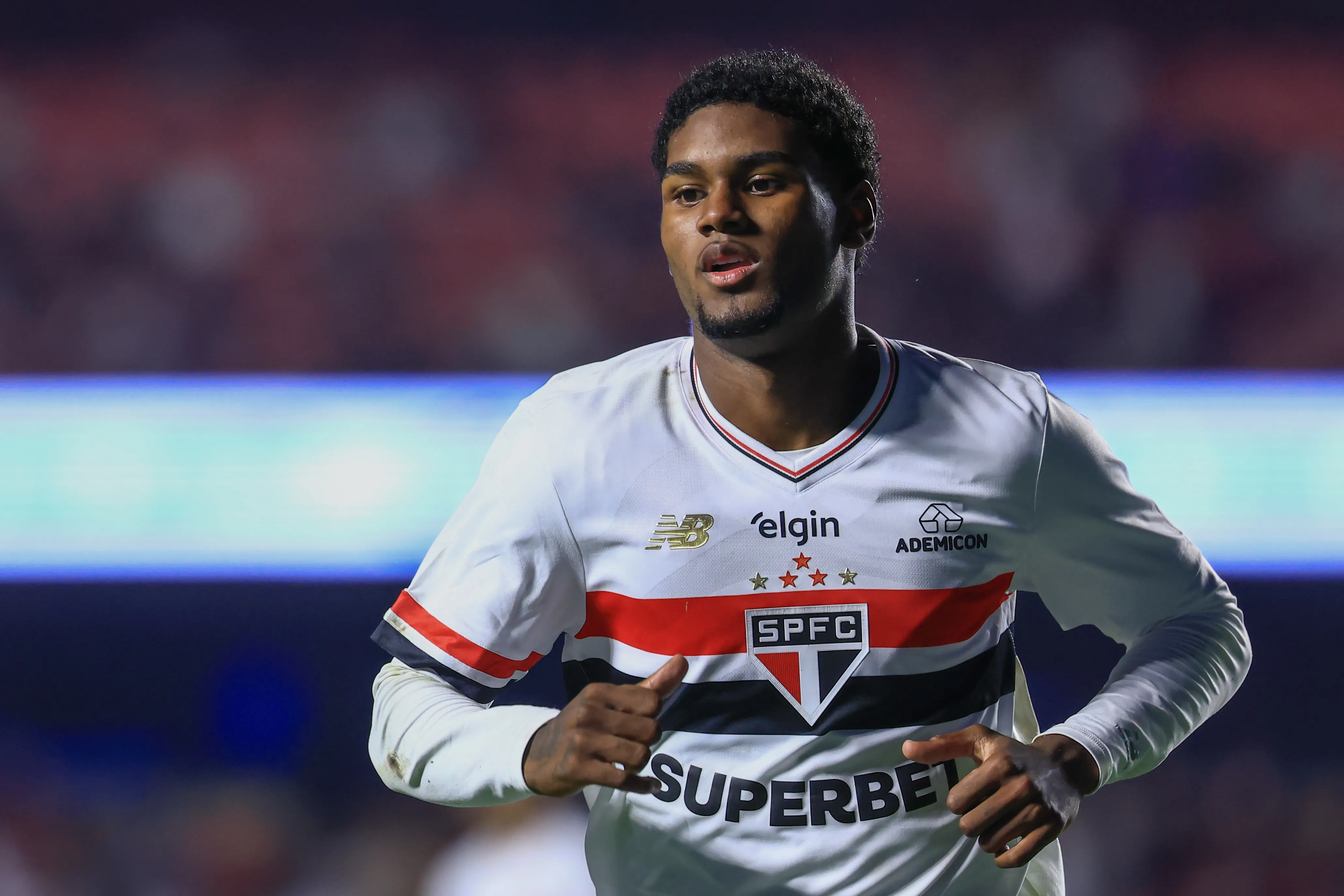 Lucas Ferreira durante partida contra o Fortaleza no Campeonato Brasileiro de 2025. Foto: Marcello Zambrana/AGIF