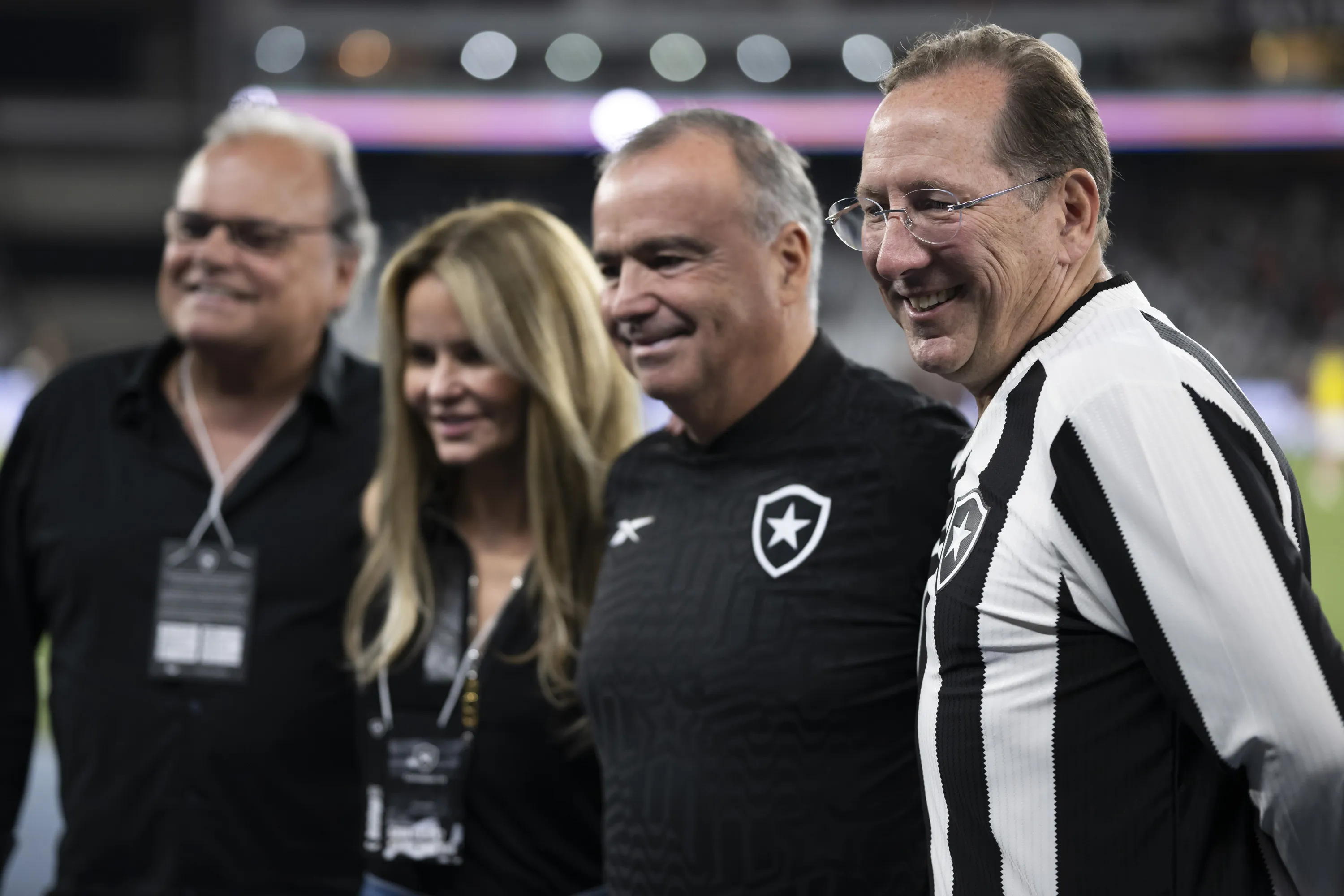 John Textor dono da SAF do Botafogo e Joao Manuel Paz Gomes Teixeira socio da Eagle Football antes da partida contra o Vitoria no estadio Engenhao pelo campeonato Brasileiro A 2024. Foto: Jorge Rodrigues/AGIF