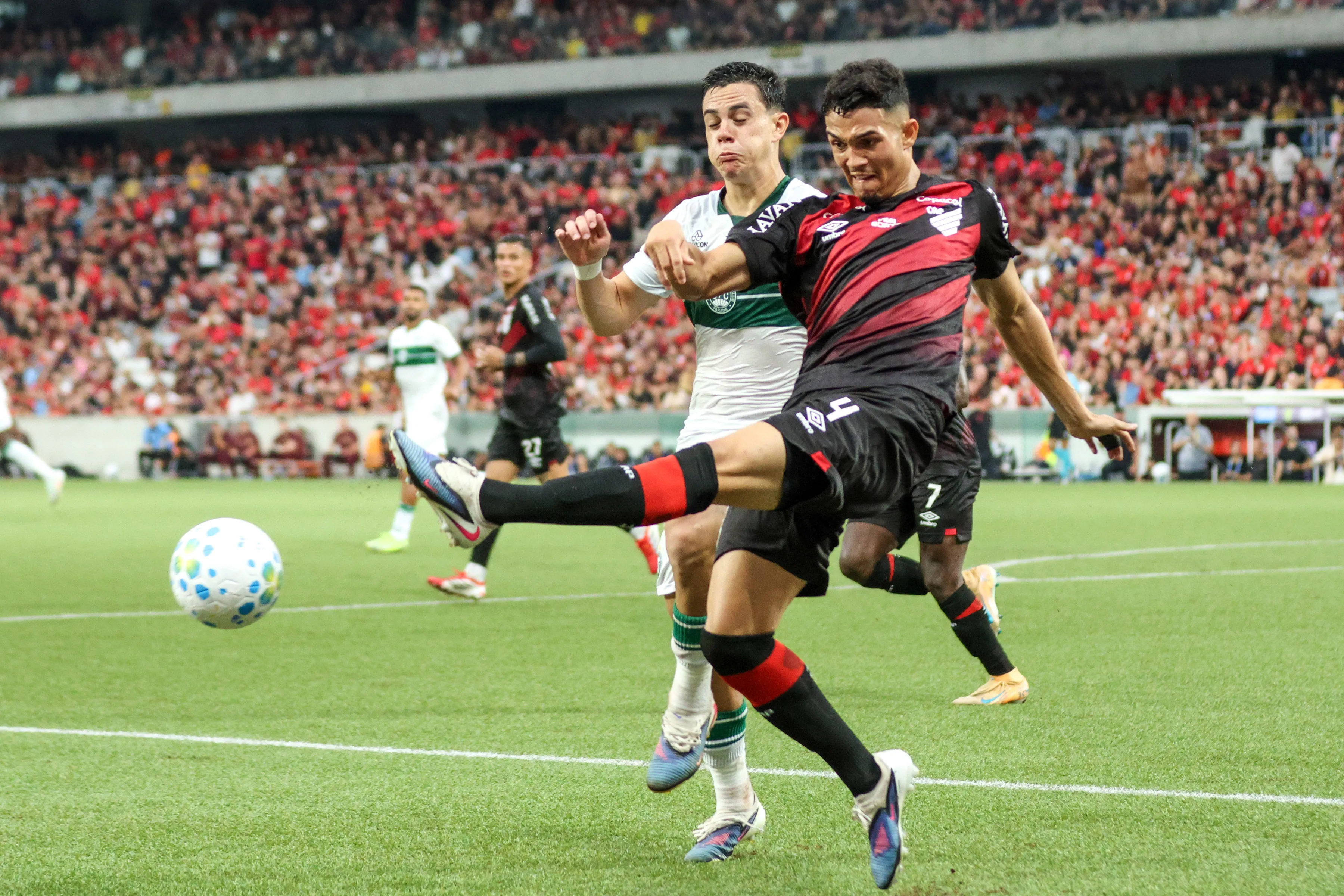 Arthur Dias durante partida contra o Coritiba pelo Campeonato Brasileiro de 2026. Foto: Robson Mafra/AGIF