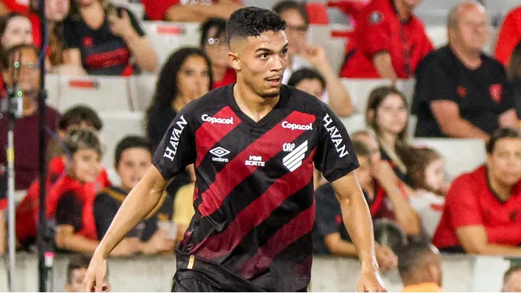 Arthur Dias durante confronto contra o Corinthians no Brasileirão de 2026.