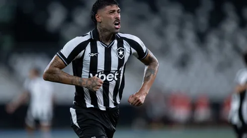 RJ - RIO DE JANEIRO - 15/02/2026 - CARIOCA 2026, BOTAFOGO X FLAMENGO - Barboza jogador do Botafogo comemora seu gol durante partida contra o Flamengo no estadio Engenhao pelo campeonato Carioca 2026. Foto: Jorge Rodrigues/AGIF