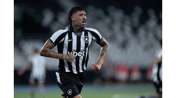 RJ - RIO DE JANEIRO - 15/02/2026 - CARIOCA 2026, BOTAFOGO X FLAMENGO - Barboza jogador do Botafogo comemora seu gol durante partida contra o Flamengo no estadio Engenhao pelo campeonato Carioca 2026. Foto: Jorge Rodrigues/AGIF