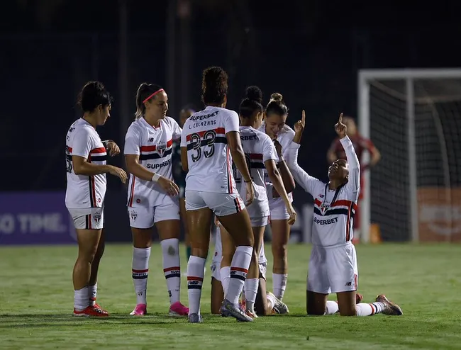 Jogadoras do São Paulo comemorando um dos gols marcados contra o Palmeiras - Foto: Rubens Chiri/Saopaulofc.net