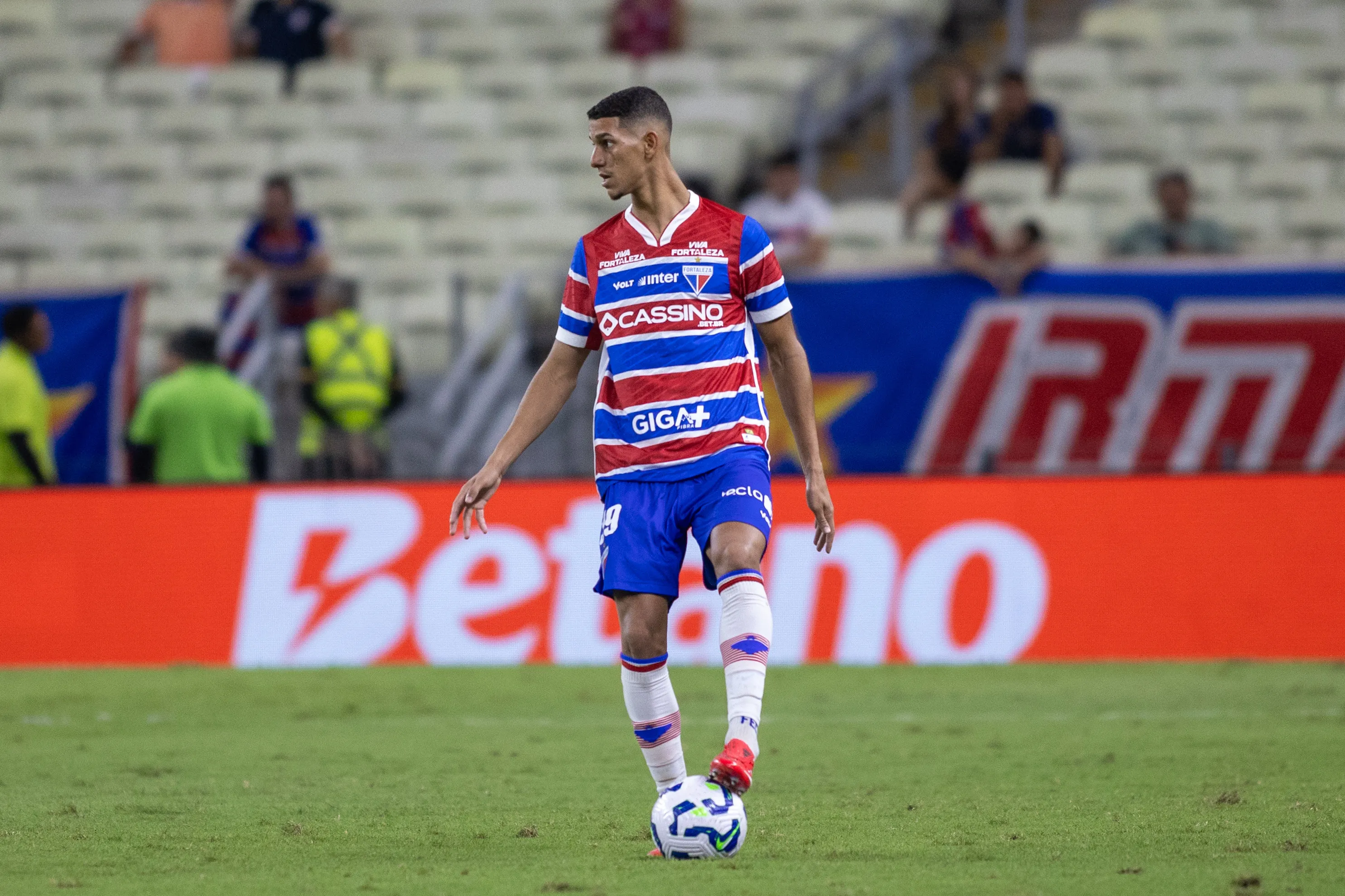 Gustavo mancha jogador do Fortaleza durante partida contra o Internacional no estadio Arena Castelao pelo campeonato Brasileiro A 2025. Foto: Baggio Rodrigues/AGIF