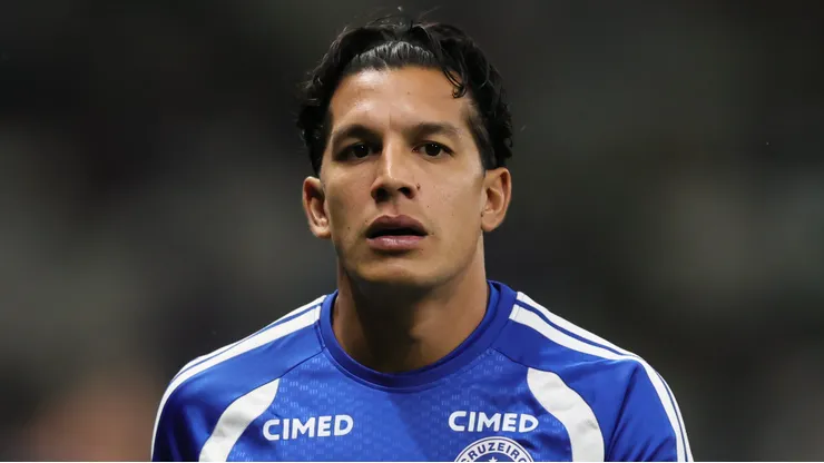 Lucas Romero jogador do Cruzeiro durante aquecimento antes da partida contra o Vitoria no estadio Mineirao pelo campeonato Brasileiro A 2026. Foto: Gilson Lobo/AGIF