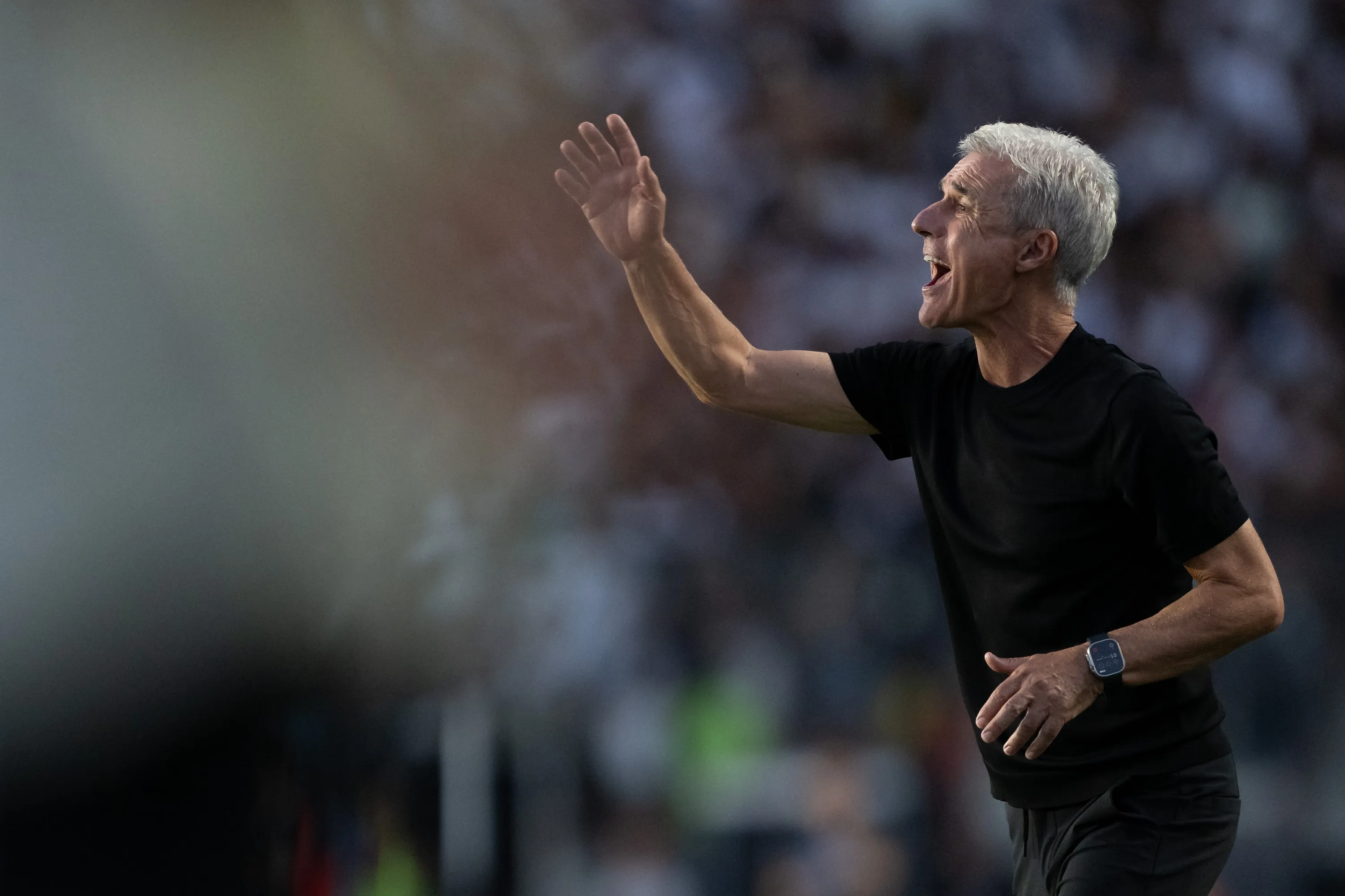 Luis Castro tecnico do Gremio durante partida contra o Vasco no estadio Sao Januario pelo campeonato Brasileiro A 2026. Foto: Jorge Rodrigues/AGIF