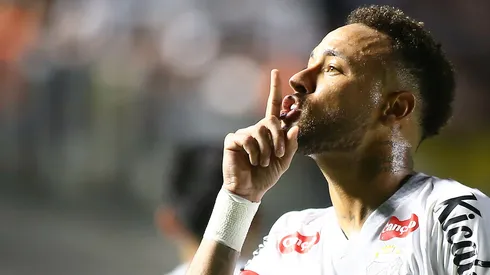 Neymar Jr. jogador do Santos comemora seu gol durante partida contra o Vasco no estádio Vila Belmiro pelo campeonato Brasileiro A 2026. Foto: Mauricio De Souza/AGIF