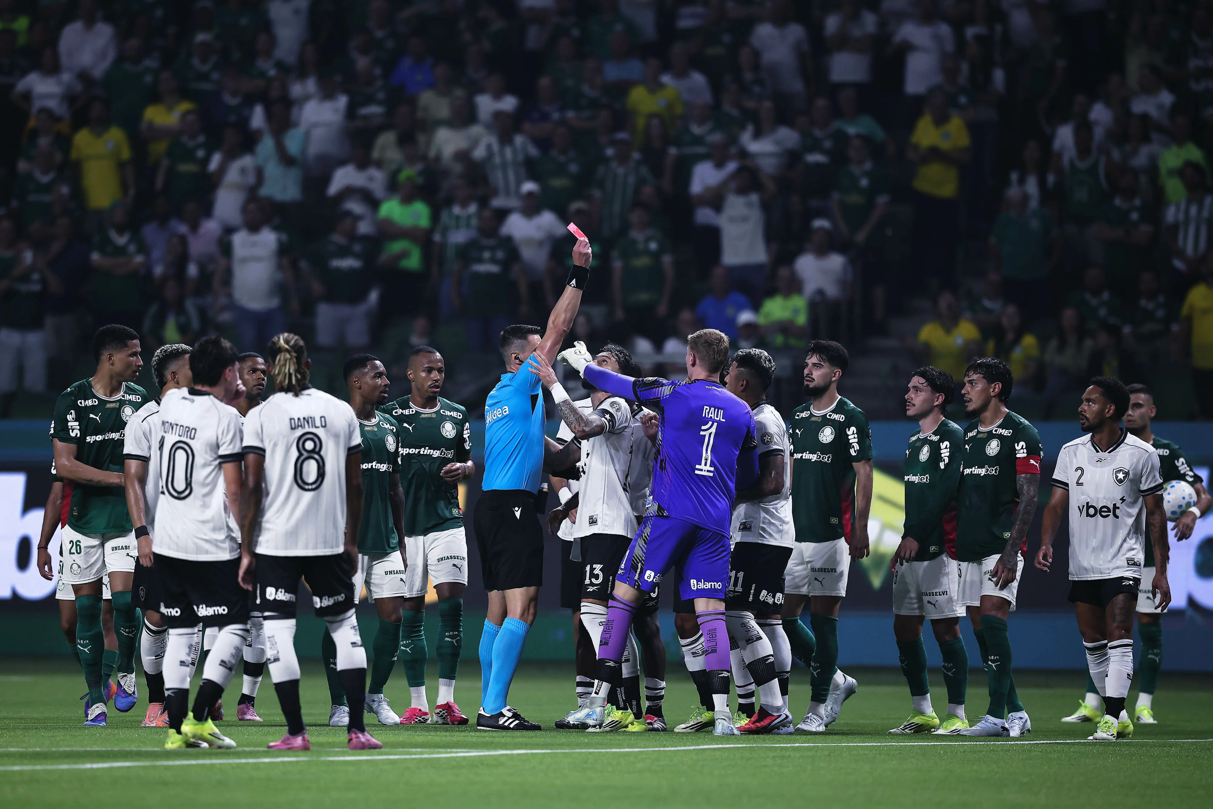 SP – SAO PAULO – 18/03/2026 – BRASILEIRO A 2026, PALMEIRAS X BOTAFOGO – Medina jogador do Botafogo recebe cartao vermelho do arbitro durante partida contra o Palmeiras no estadio Arena Allianz Parque pelo campeonato Brasileiro A 2026. Foto: Ettore Chiereguini/AGIF
