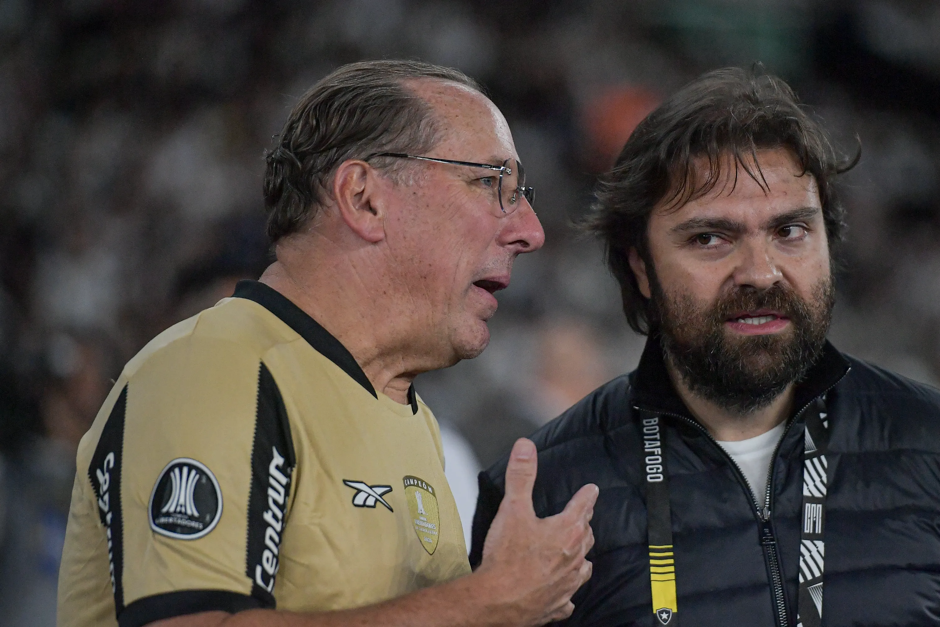 Joao Paulo Magalhaes atual presidente e John Textor CEO do Botafogo durante partida contra o Vasco no estadio Engenhao pelo campeonato Copa Do Brasil 2025. Foto: Thiago Ribeiro/AGIF