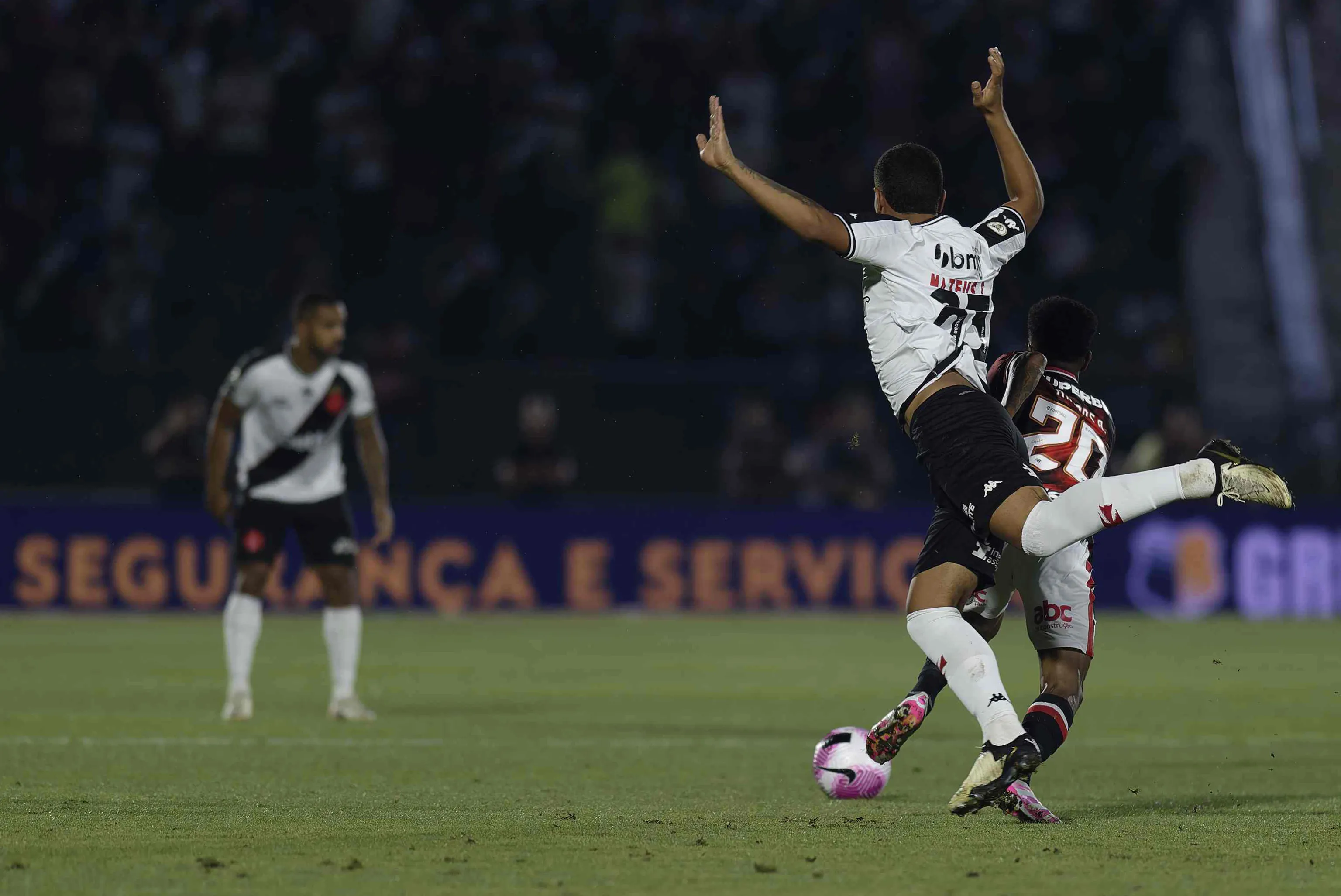 Marcos Antoniojogador do Sao Paulo disputa lance com Jean David jogador do Vasco durante partida no estadio Brinco de Ouro pelo campeonato Brasileiro A 2024. Foto: Anderson Romao/AGIF