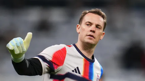 Manuel Neuer, do FC Bayern de Munique, cumprimenta os torcedores durante o aquecimento antes da partida de ida das quartas de final da Liga dos Campeões da UEFA 2025/26 entre Real Madrid CF e FC Bayern München, no Estádio Santiago Bernabéu, em 7 de abril de 2026, em Madri, Espanha. (Foto de Aitor Alcalde/Getty Images)