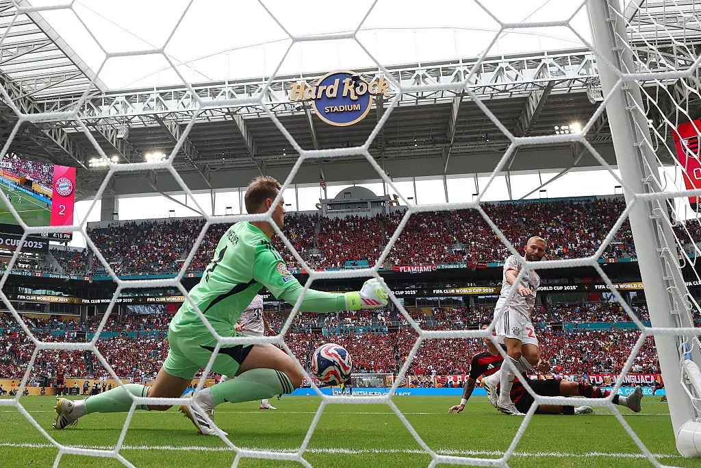 Manuel Neuer, camisa 1 do FC Bayern München, defende um chute a gol de Luiz Araujo, camisa 7 do CR Flamengo, durante a partida das oitavas de final do Mundial de Clubes da FIFA 2025 entre CR Flamengo e FC Bayern München, no Hard Rock Stadium, em 29 de junho de 2025, em Miami Gardens, Flórida. (Foto de Michael Reaves/Getty Images)
