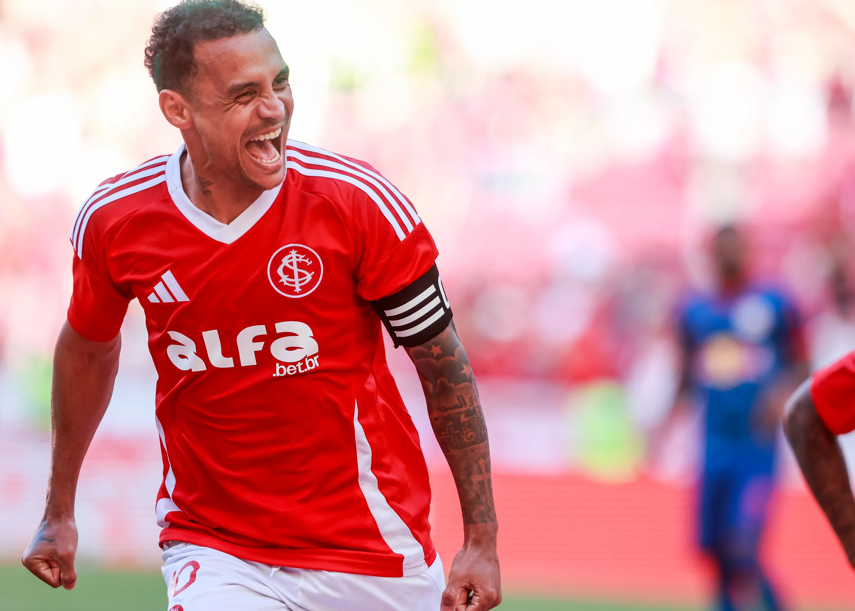RS – PORTO ALEGRE – 07/12/2025 – BRASILEIRO A 2025, INTERNACIONAL X BRAGANTINO – Alan Patrick jogador do Internacional comemora seu gol durante partida contra o Bragantino no estadio Beira-Rio pelo campeonato Brasileiro A 2025. Foto: Luiz Erbes/AGIF