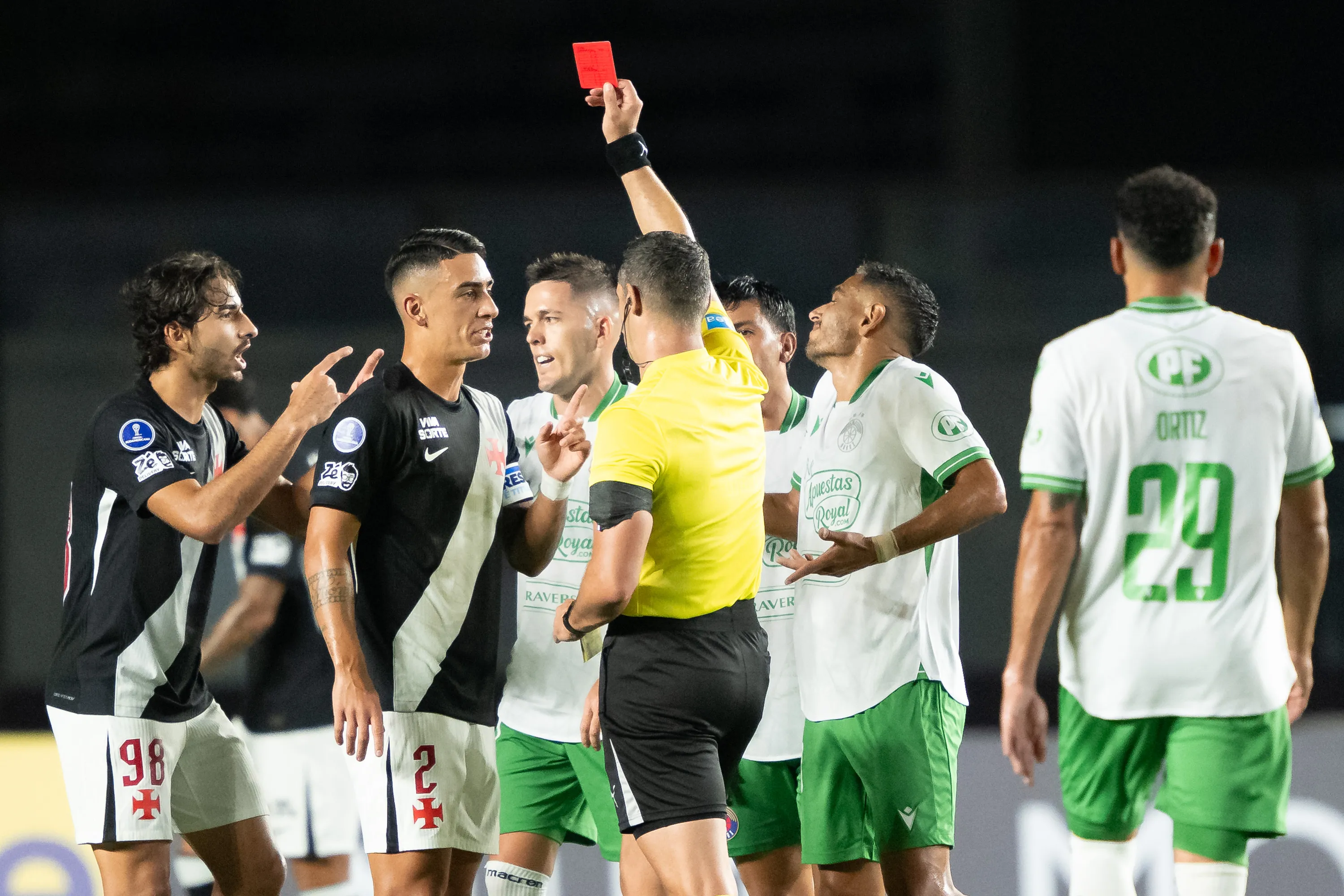 JP jogador do Vasco recebe cartao vermelho do arbitro durante partida contra o Audax Italiano no estadio Sao Januario pelo campeonato Copa Sul-Americana 2026. Foto: Jorge Rodrigues/AGIF
