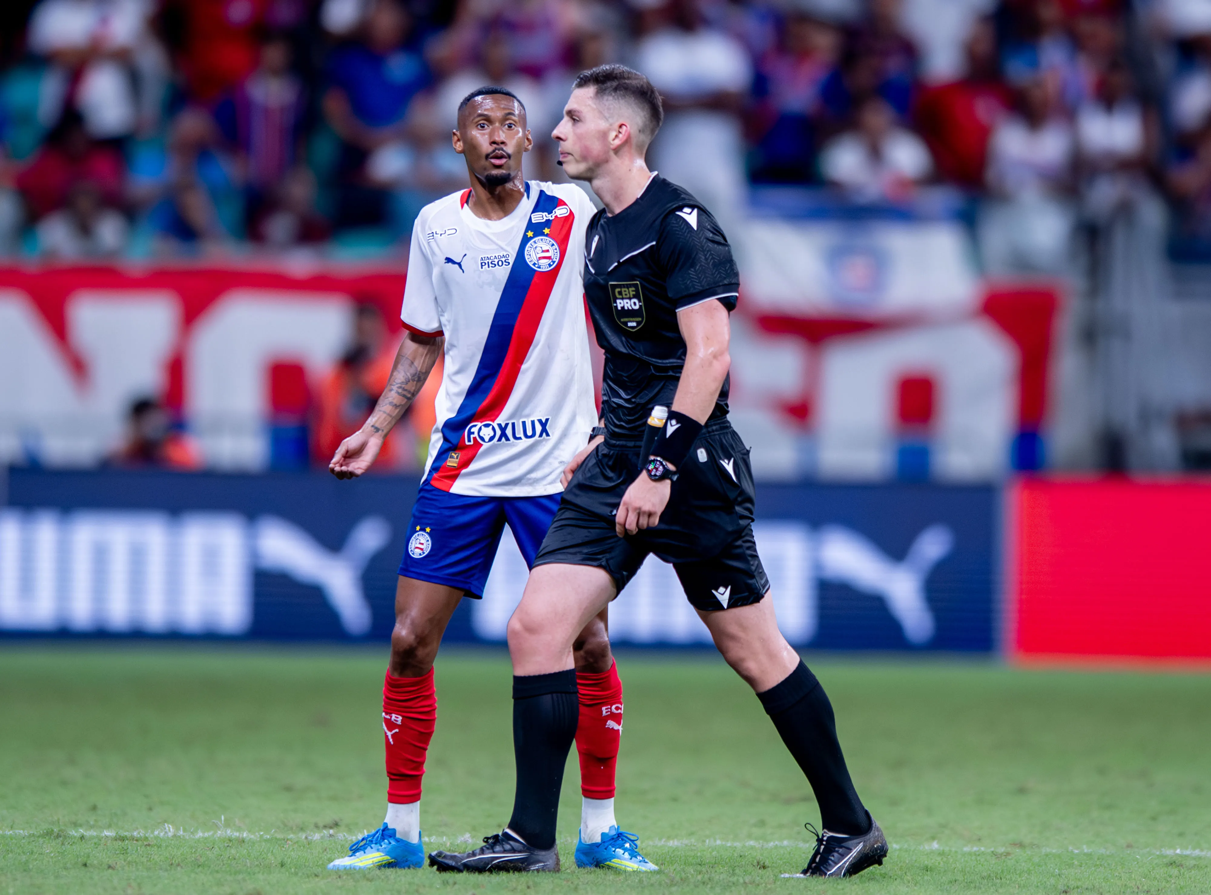 BA – SALVADOR – 05/04/2026 – BRASILEIRO A 2026, BAHIA X PALMEIRAS – Ademir jogador do Bahia reclama com o arbitro Lucas Casagrande durante partida contra o Palmeiras no estadio Arena Fonte Nova pelo campeonato Brasileiro A 2026. Foto: Jhony Pinho/AGIF