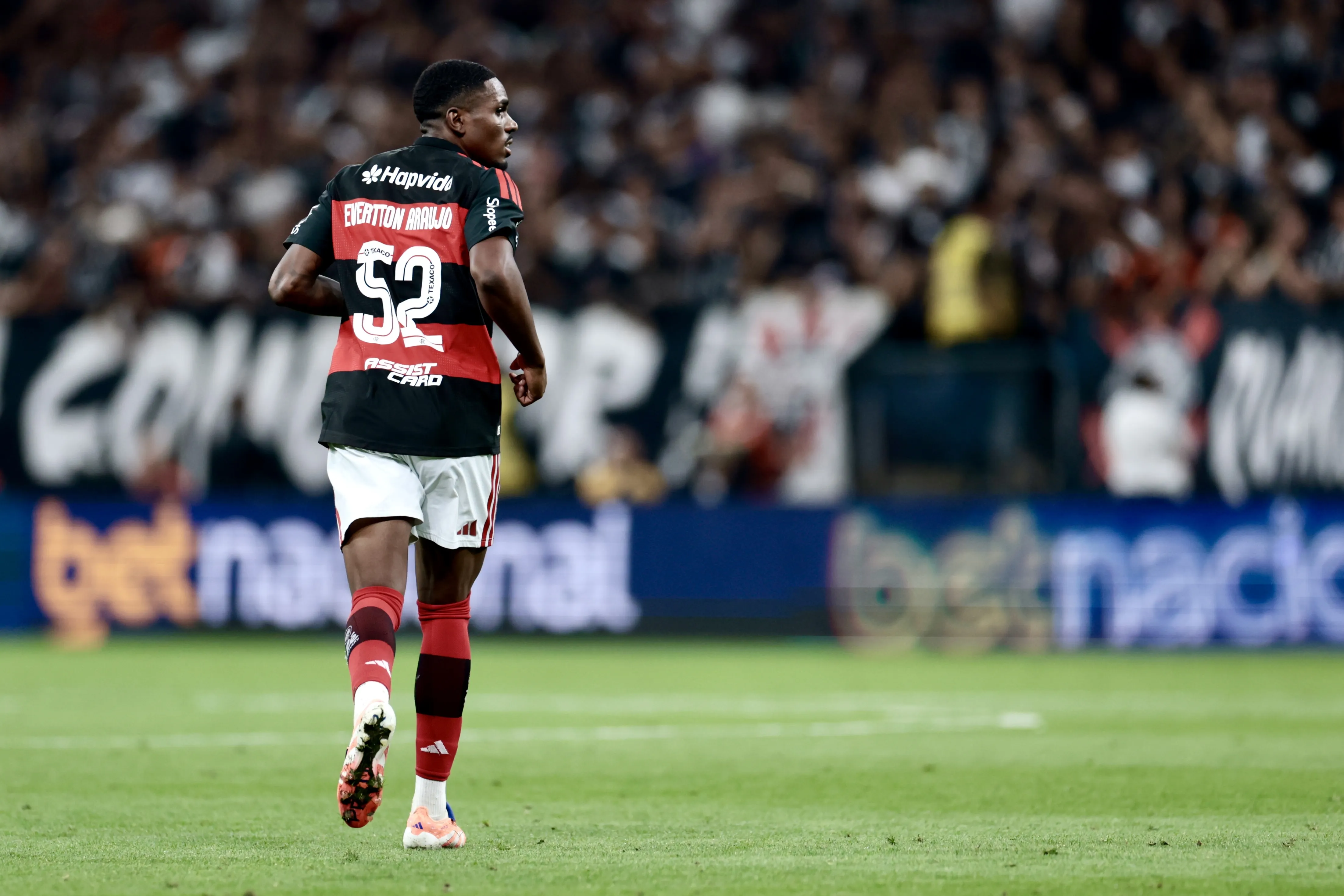 Evertton Araujo jogador do Flamengo durante partida contra o Corinthians no estadio Arena Corinthians pelo campeonato Brasileiro A 2026. Foto: Marcello Zambrana/AGIF