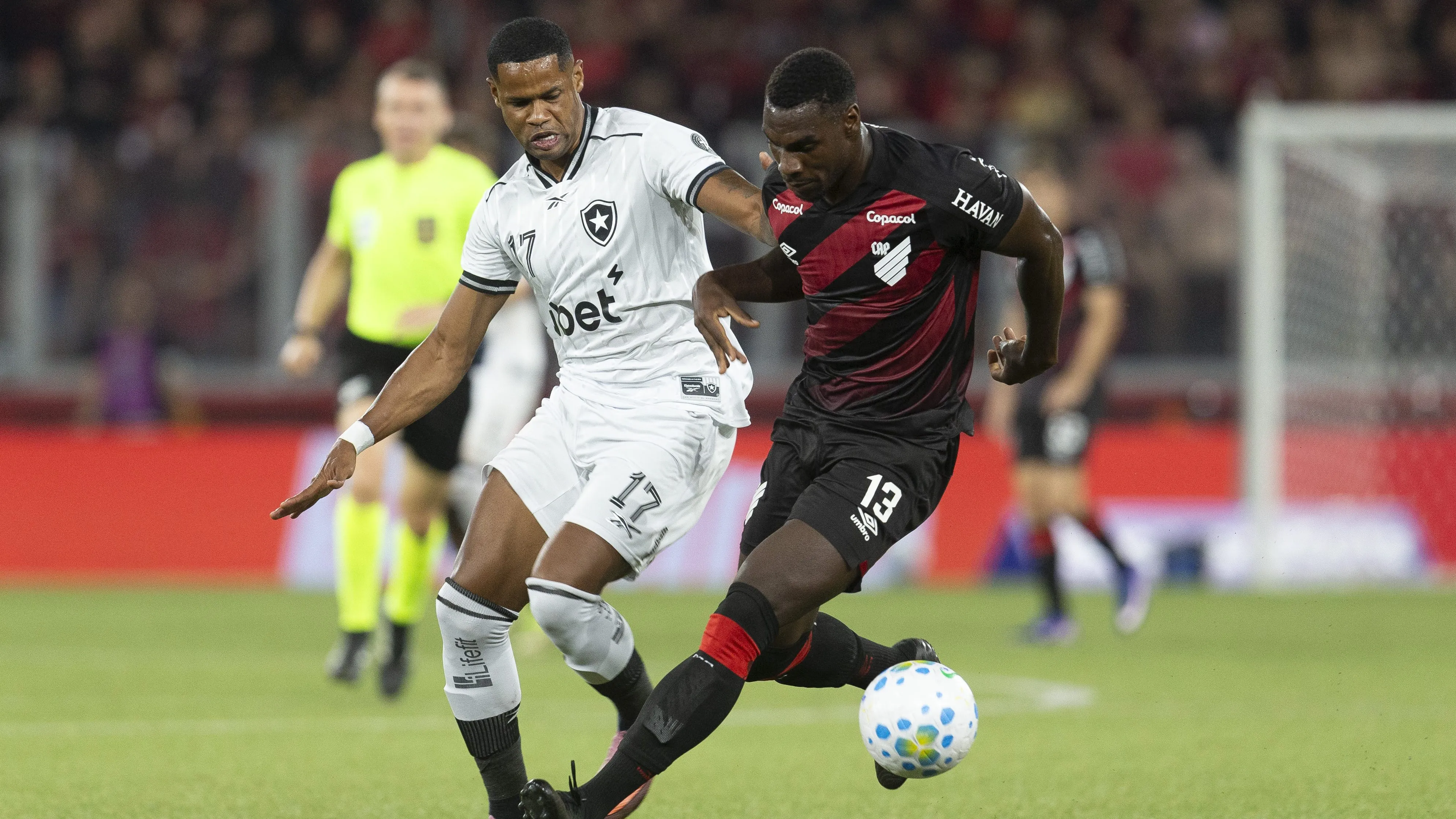 Carlos Terán, zagueiro do Athletico-PR. Foto: Hedeson Alves/AGIF