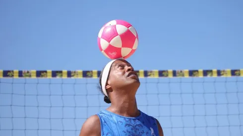 Ronaldinho com a bola que foi lançada em parceria com a Amazon. Foto: Divulgalção/C2 Sports