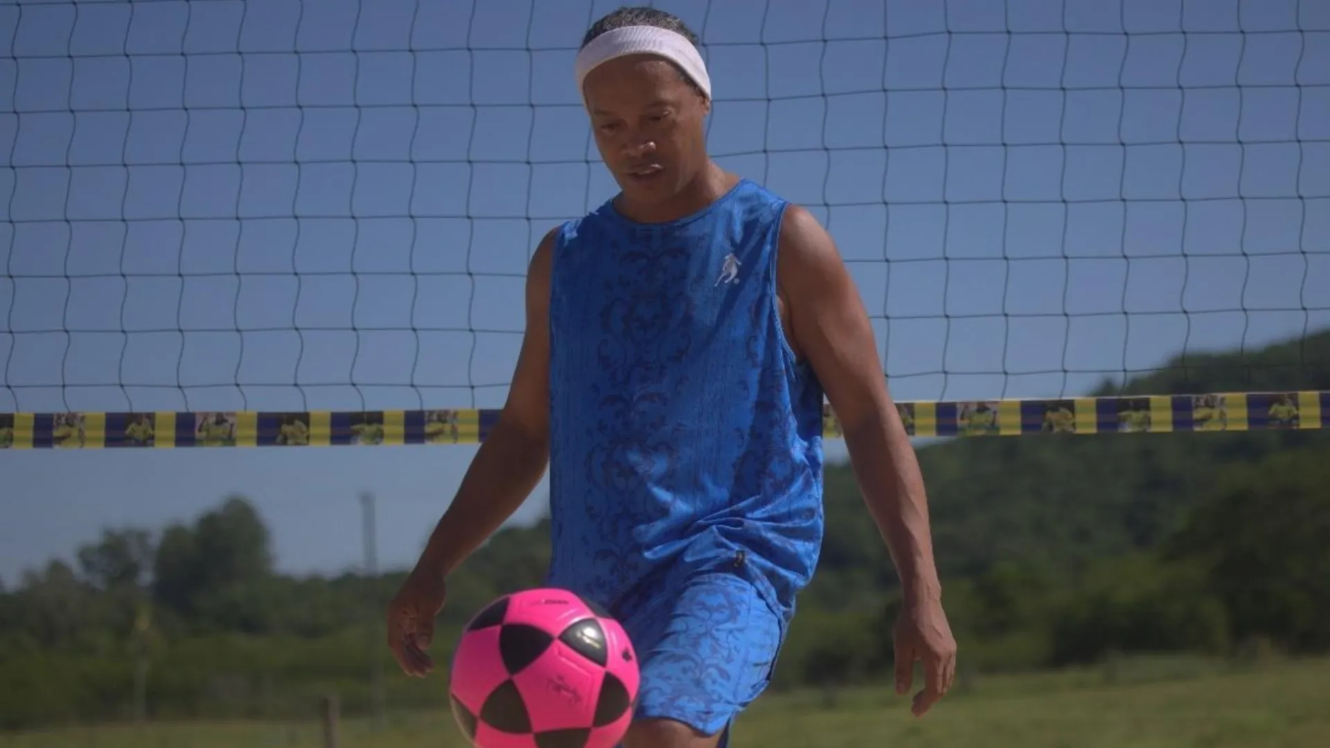 Ronaldinho com a bola que foi lançada em parceria com a Amazon. Foto: Divulgalção/C2 Sports