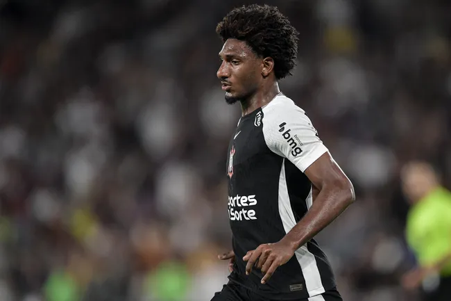 Talles Magno durante partida contra o Fluminense no Maracanã pelo Campeonato Brasileiro 2025 – Foto: Thiago Ribeiro/AGIF.