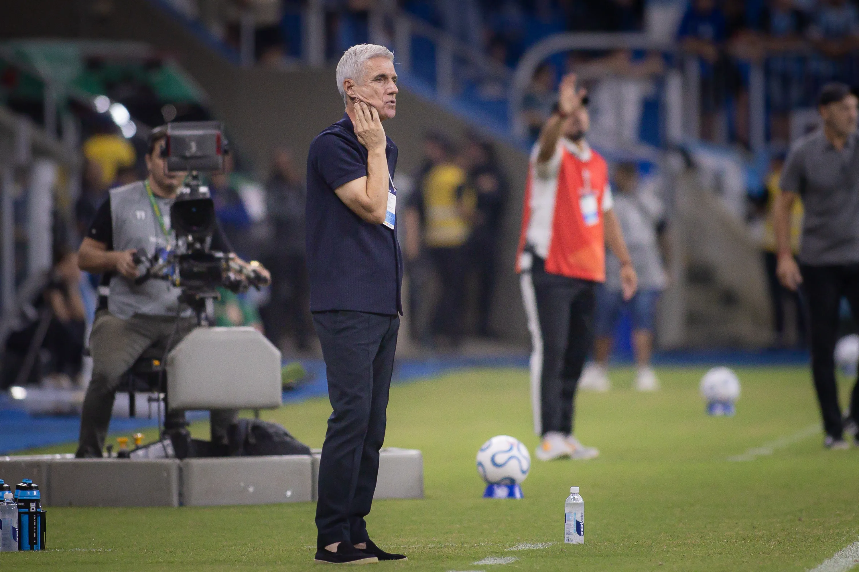 RS – PORTO ALEGRE – 14/04/2026 – COPA SUL-AMERICANA 2026, GREMIO X DEPORTIVO RIESTRA – Luis Castro tecnico do Gremio durante partida contra o Deportivo Riestra no estadio Arena do Gremio pelo campeonato Copa Sul-Americana 2026. Foto: Maxi Franzoi/AGIF