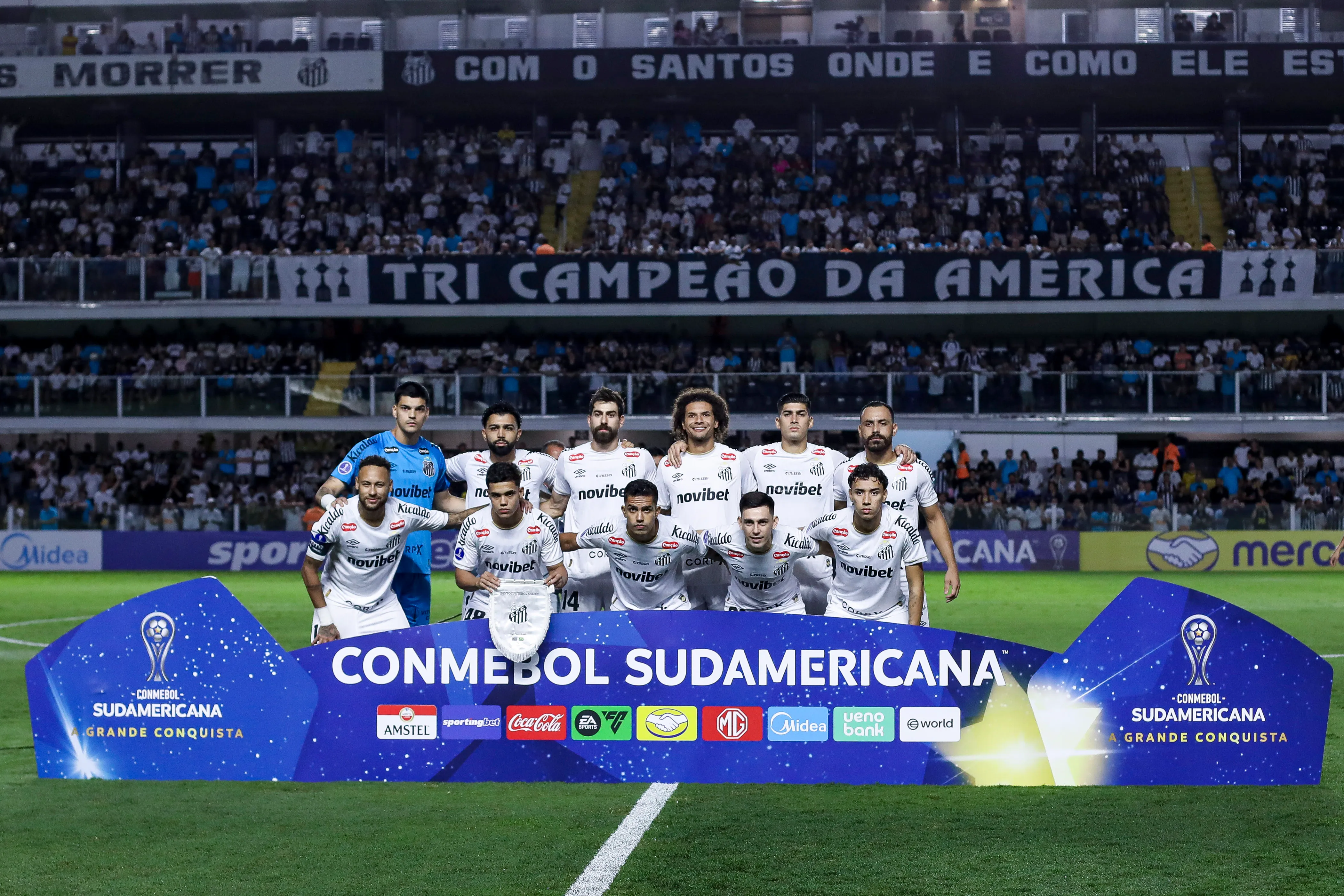 SANTOS, BRAZIL – APRIL 14: Players of Santos pose for a team photo prior to the Copa CONMEBOL Sudamericana 2026 group D match between Santos and Recoleta FC at Vila Belmiro Stadium on April 14, 2026 in Santos, Brazil. (Photo by Ricardo Moreira/Getty Images)